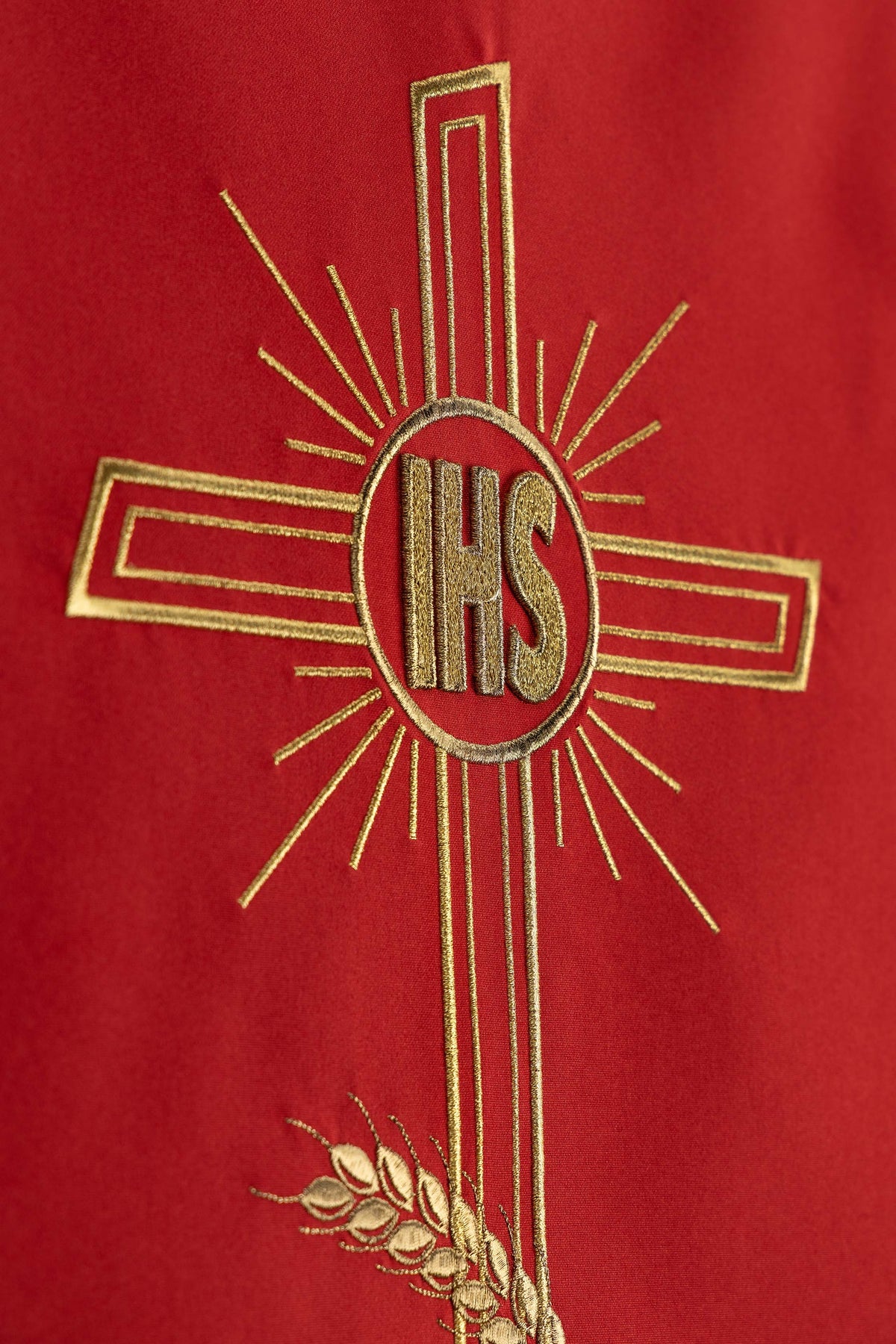 Nappe d’ambon rouge avec croix IHS et broderie d’épis de blé