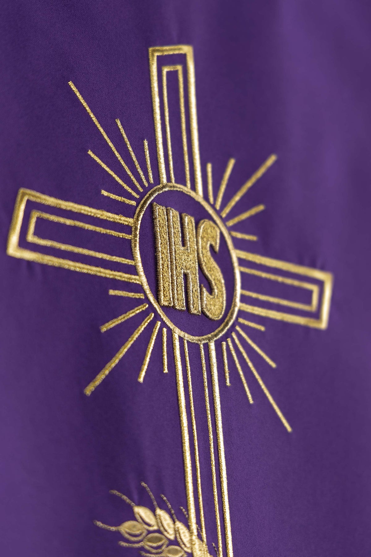 Nappe d’ambon violette avec croix IHS et broderie d’épis de blé