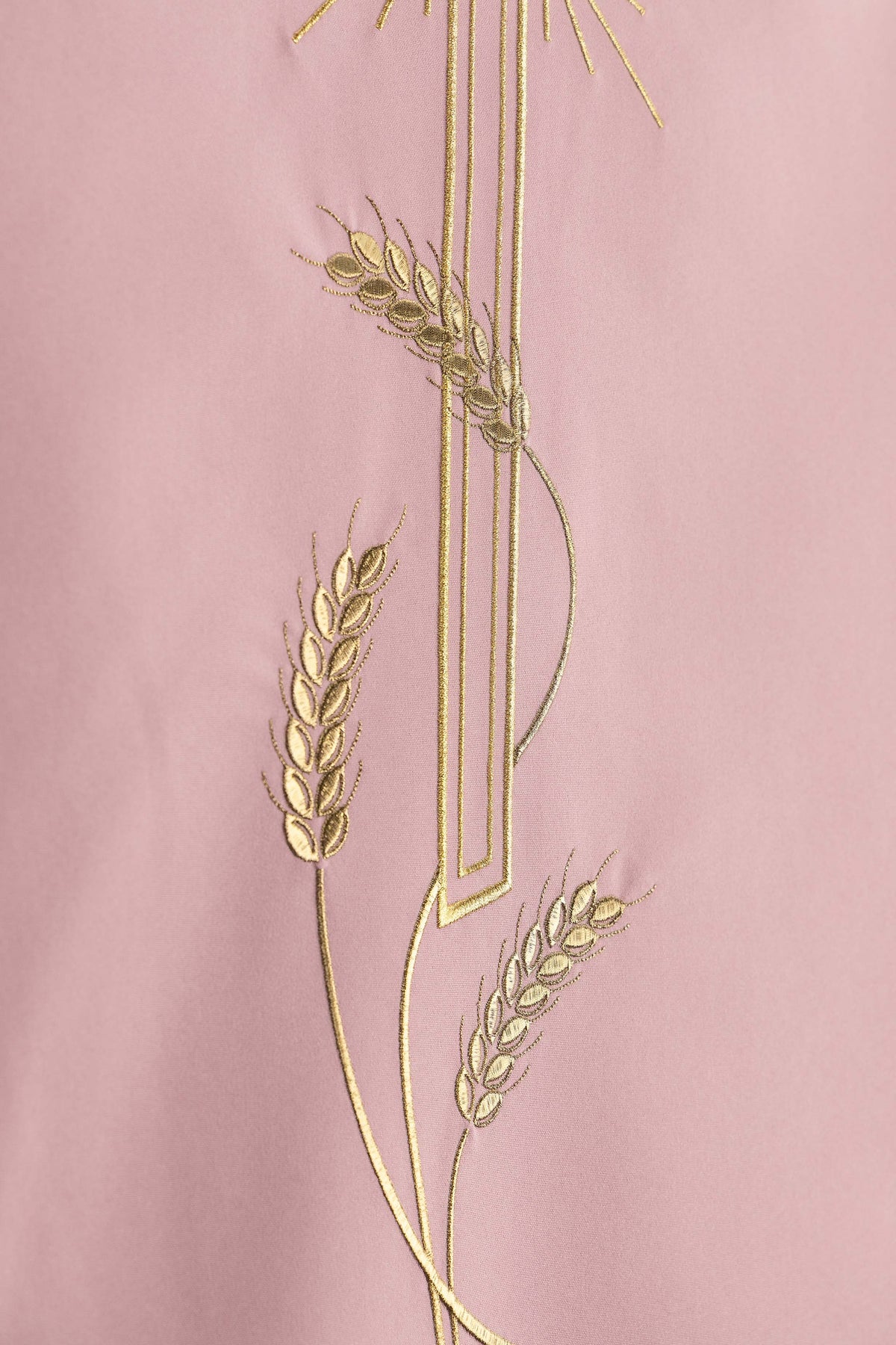 Nappe d’ambon rose avec broderie d’une Croix, du monogramme IHS et d’épis de blé