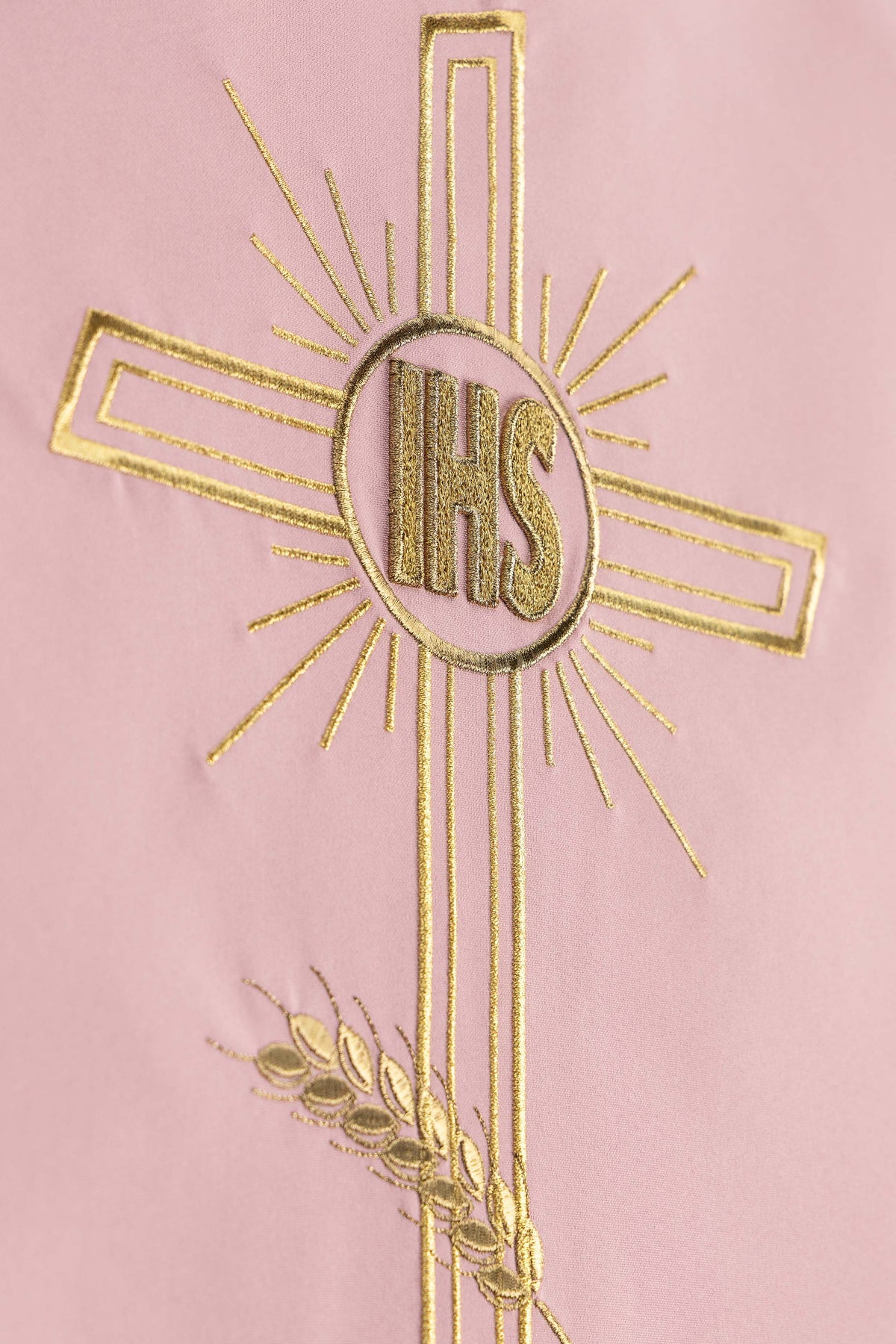Nappe d’ambon rose avec broderie d’une Croix, du monogramme IHS et d’épis de blé