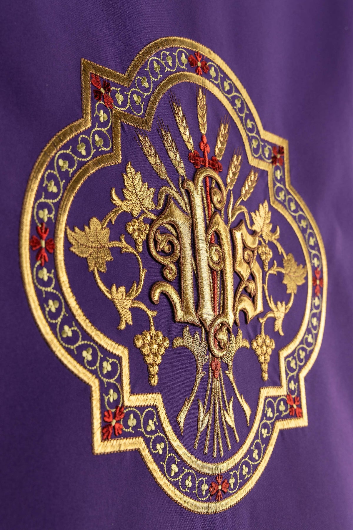 Antependium violet avec broderie IHS