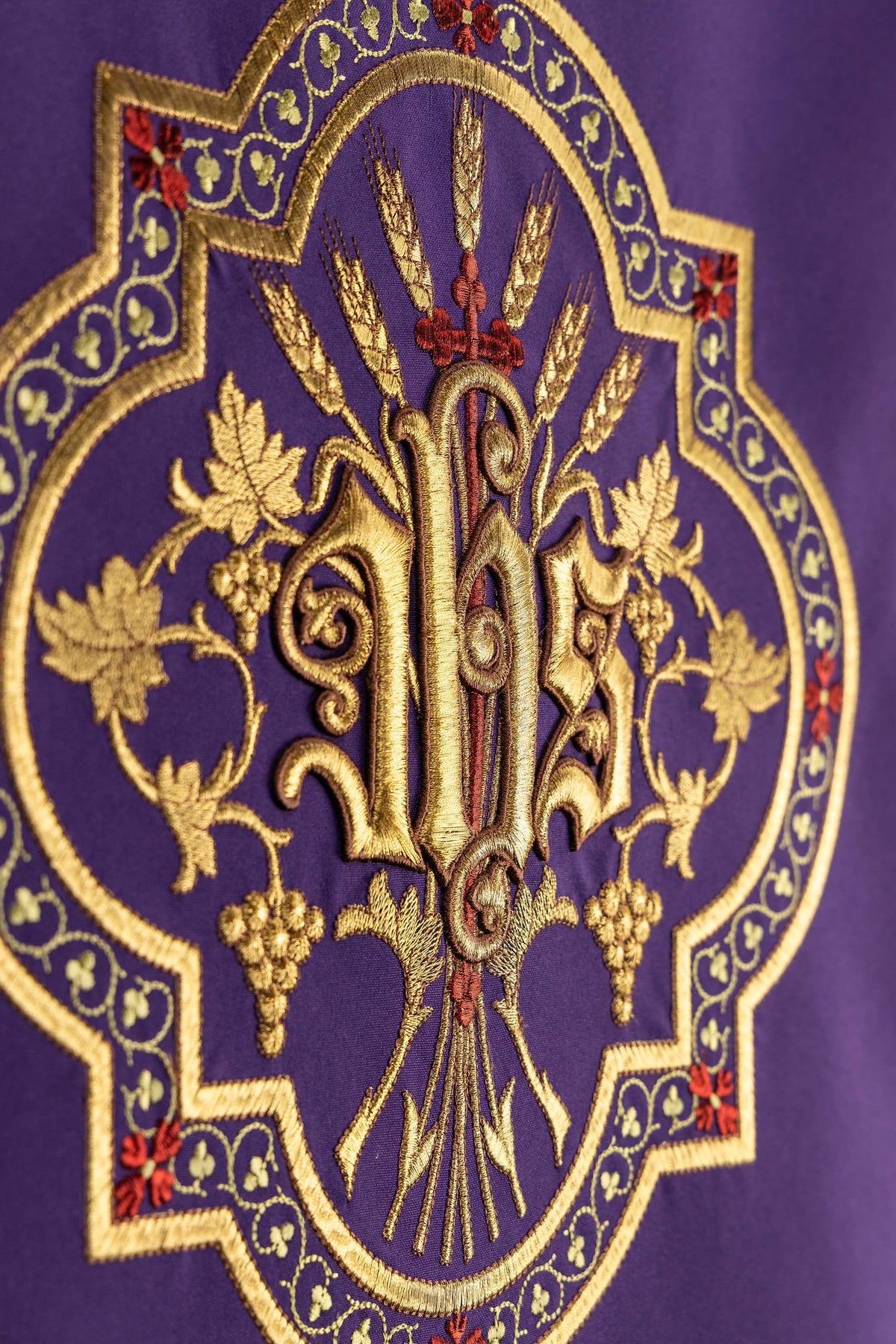 Antependium violet avec broderie IHS