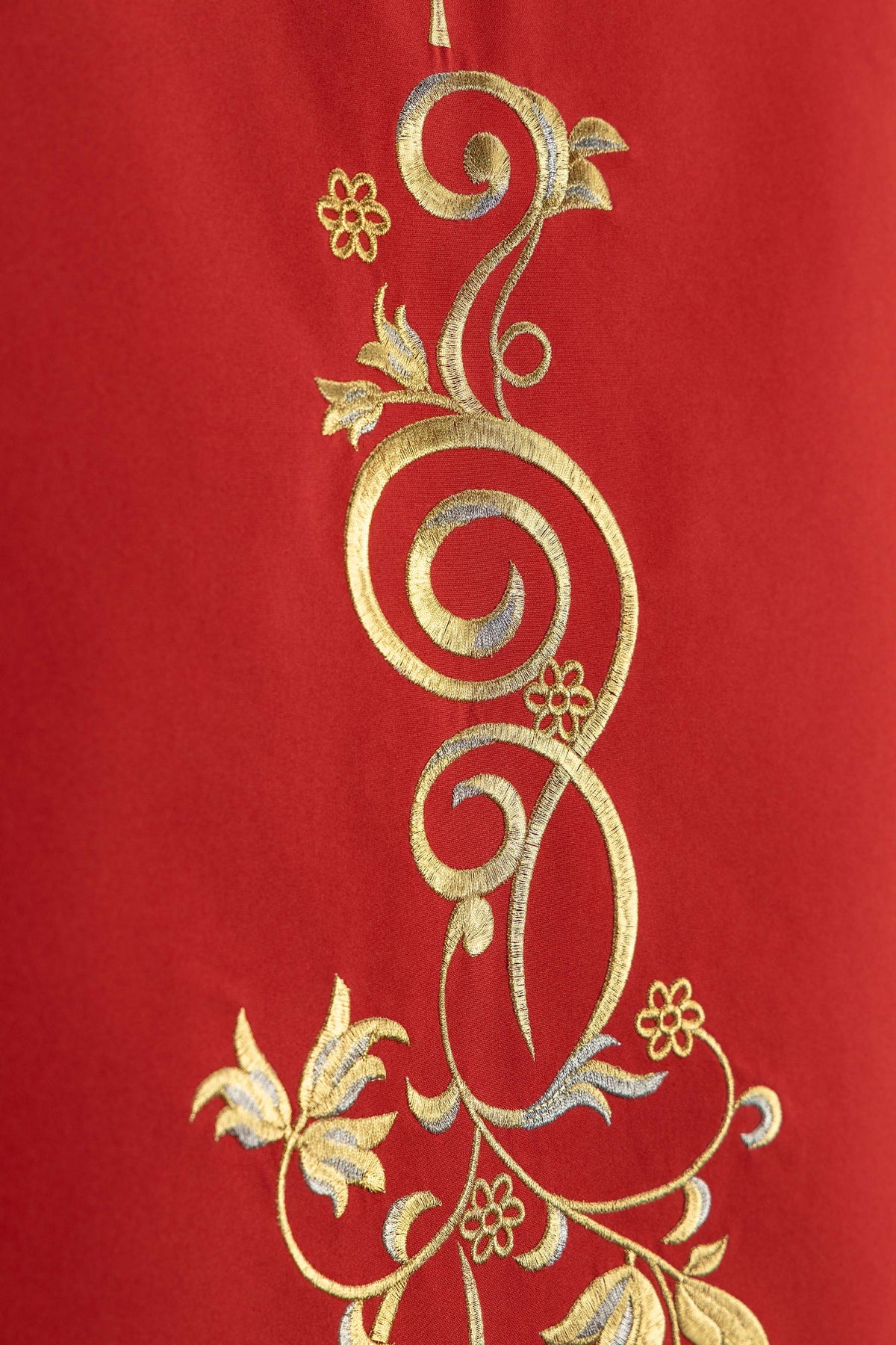 Nappe de pupitre rouge avec IHS et broderie florale