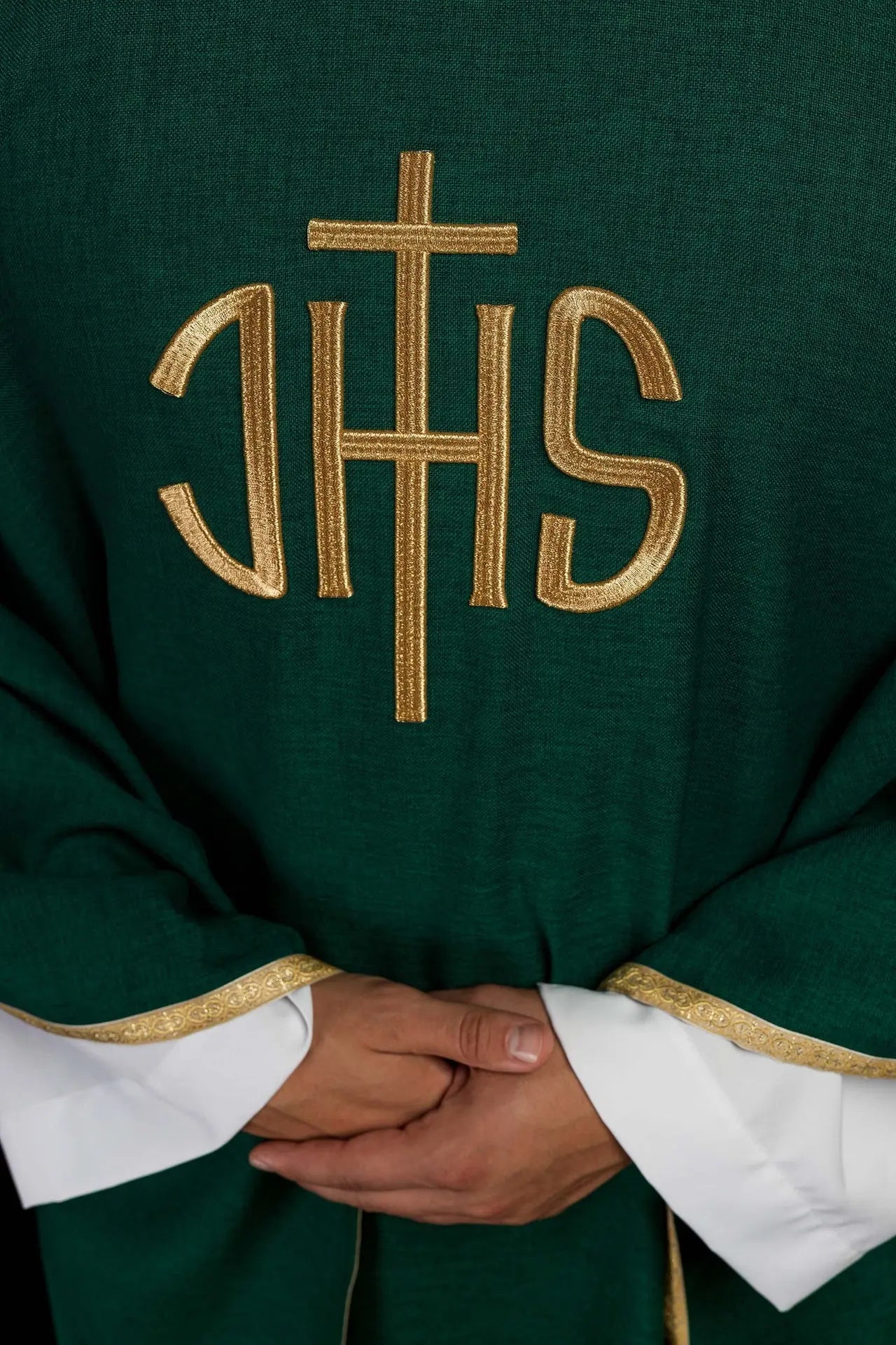 Chasuble liturgique verte avec une broderie dorée IHS