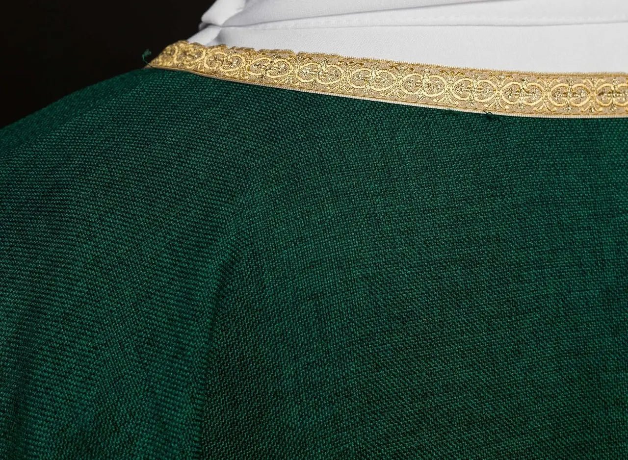 Chasuble liturgique verte avec une broderie dorée IHS