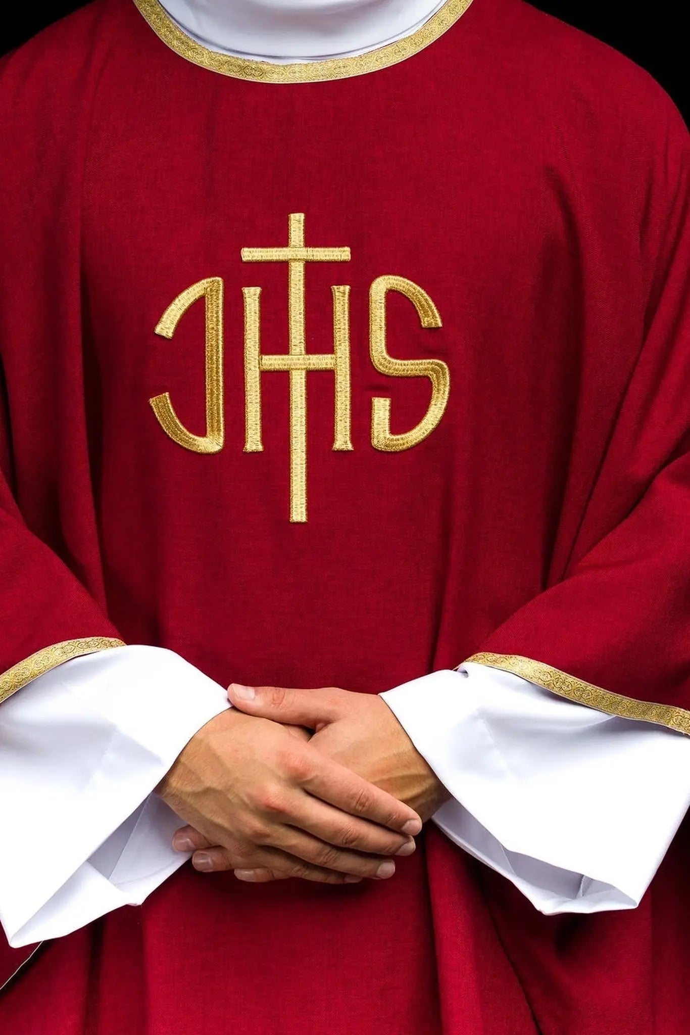 Chasuble liturgique rouge avec broderie dorée IHS