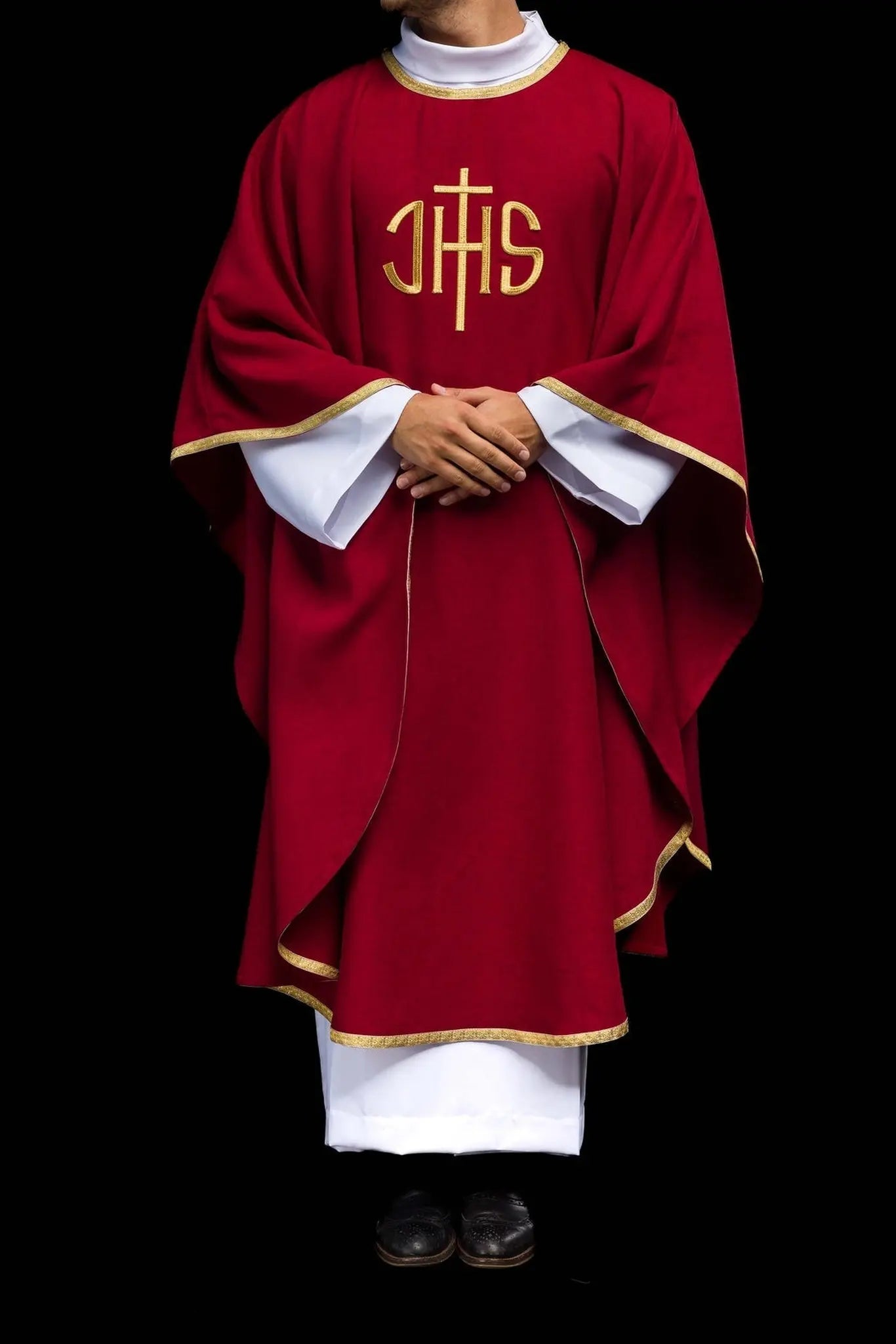 Chasuble liturgique rouge avec broderie dorée IHS