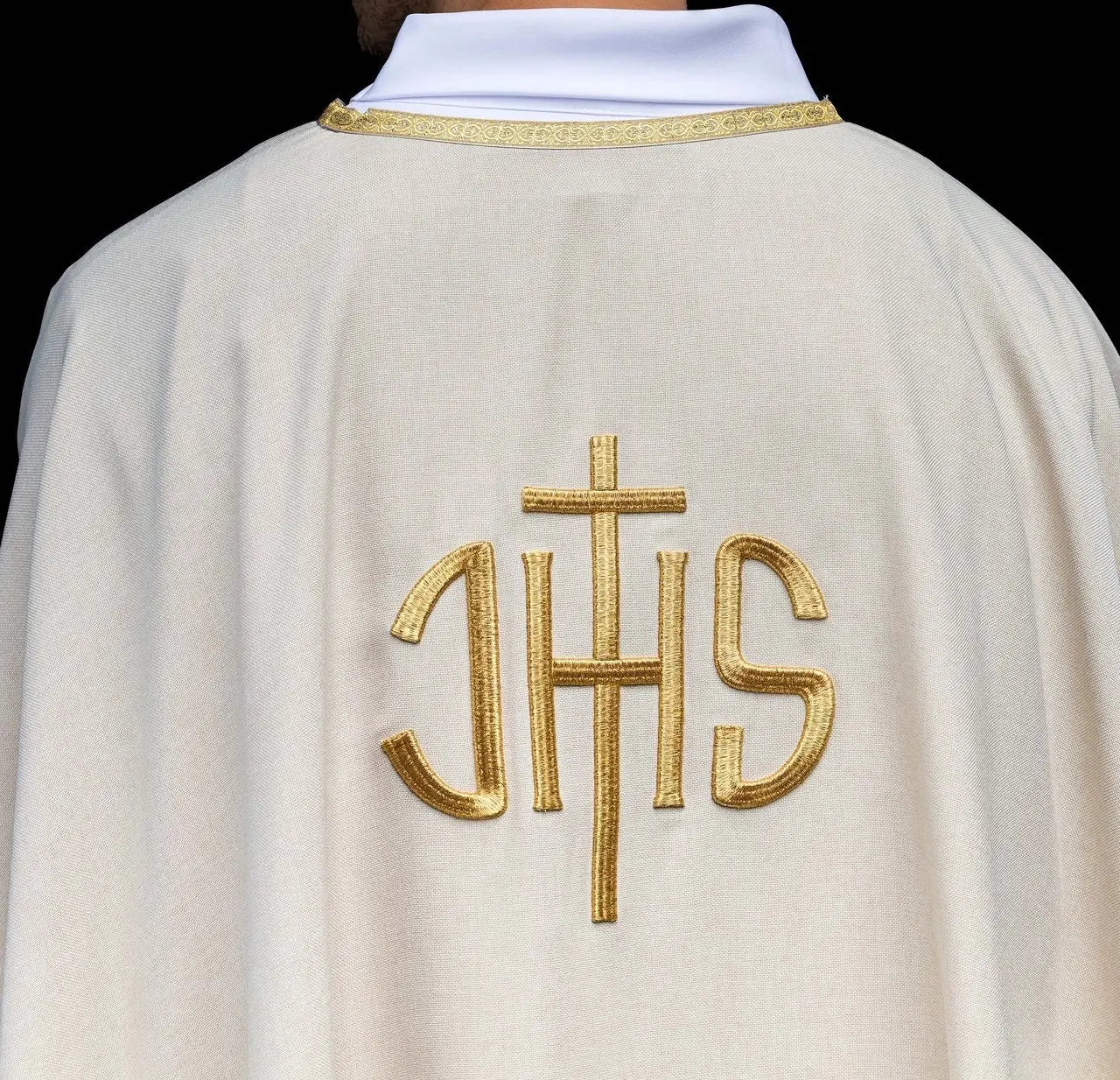 Chasuble liturgique écrue avec broderie dorée IHS