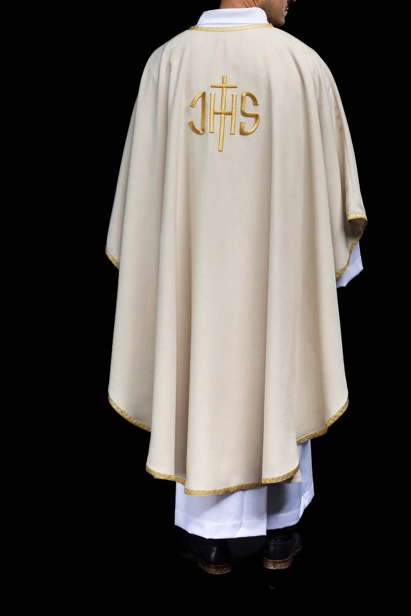 Chasuble liturgique écrue avec broderie dorée IHS