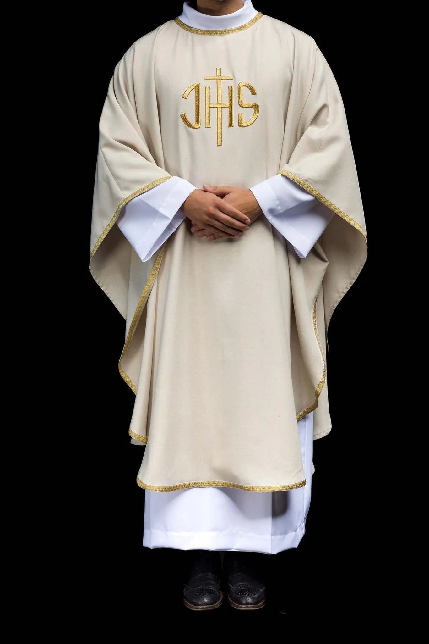 Chasuble liturgique écrue avec broderie dorée IHS