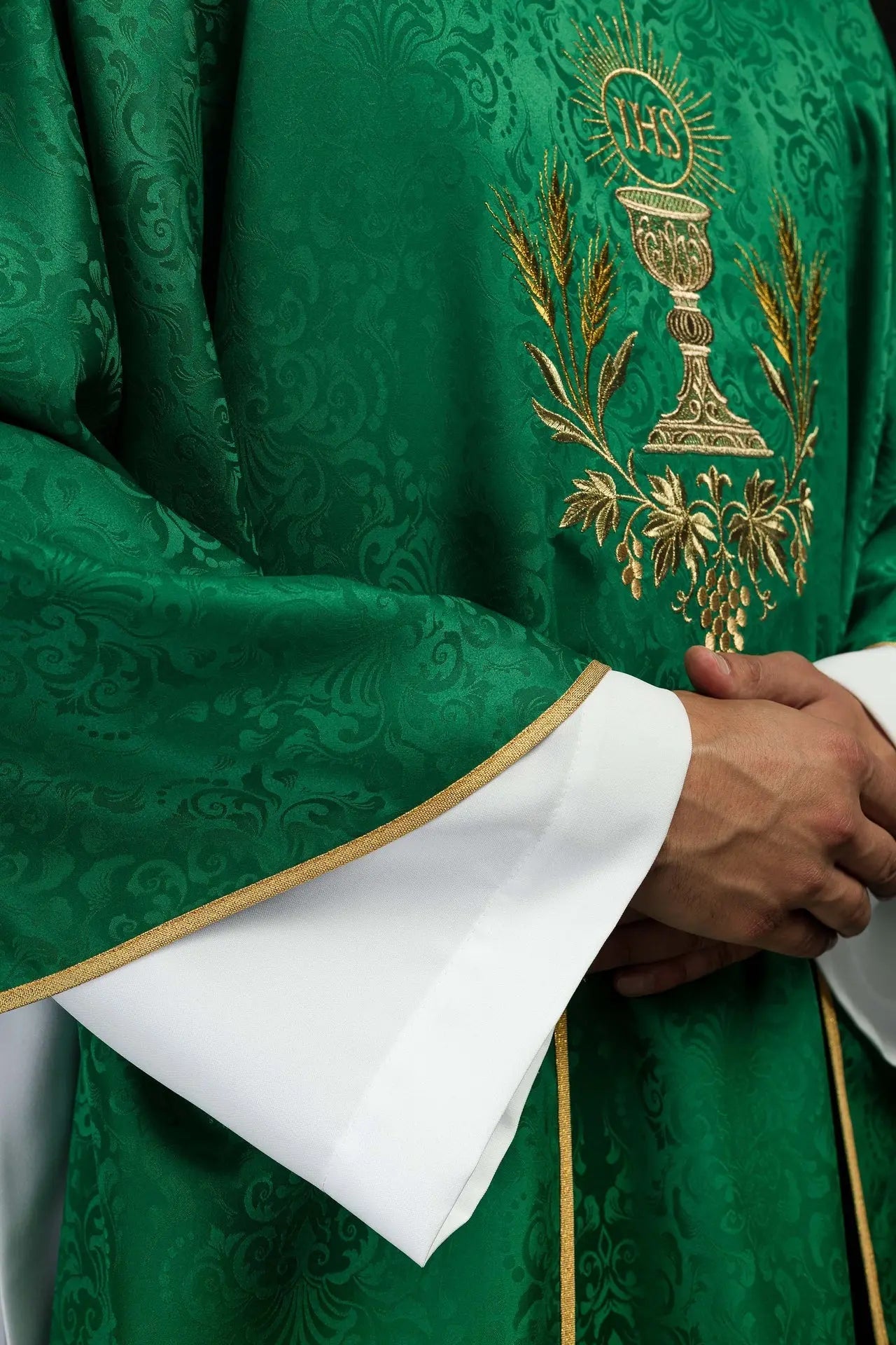 Chasuble liturgique verte avec broderie de calice et hostie