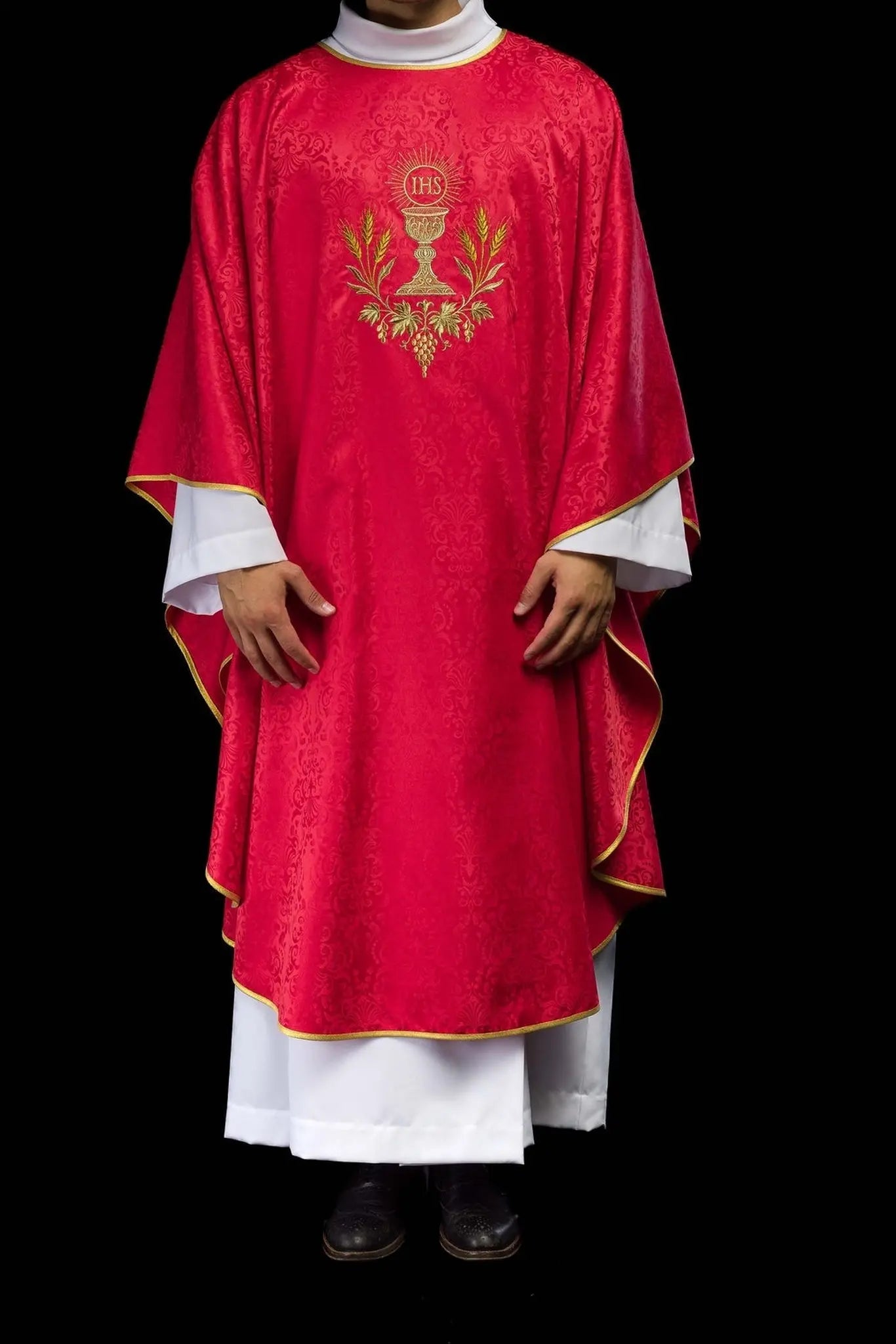 Chasuble liturgique rouge avec un calice brodé et une hostie sur tissu jacquard