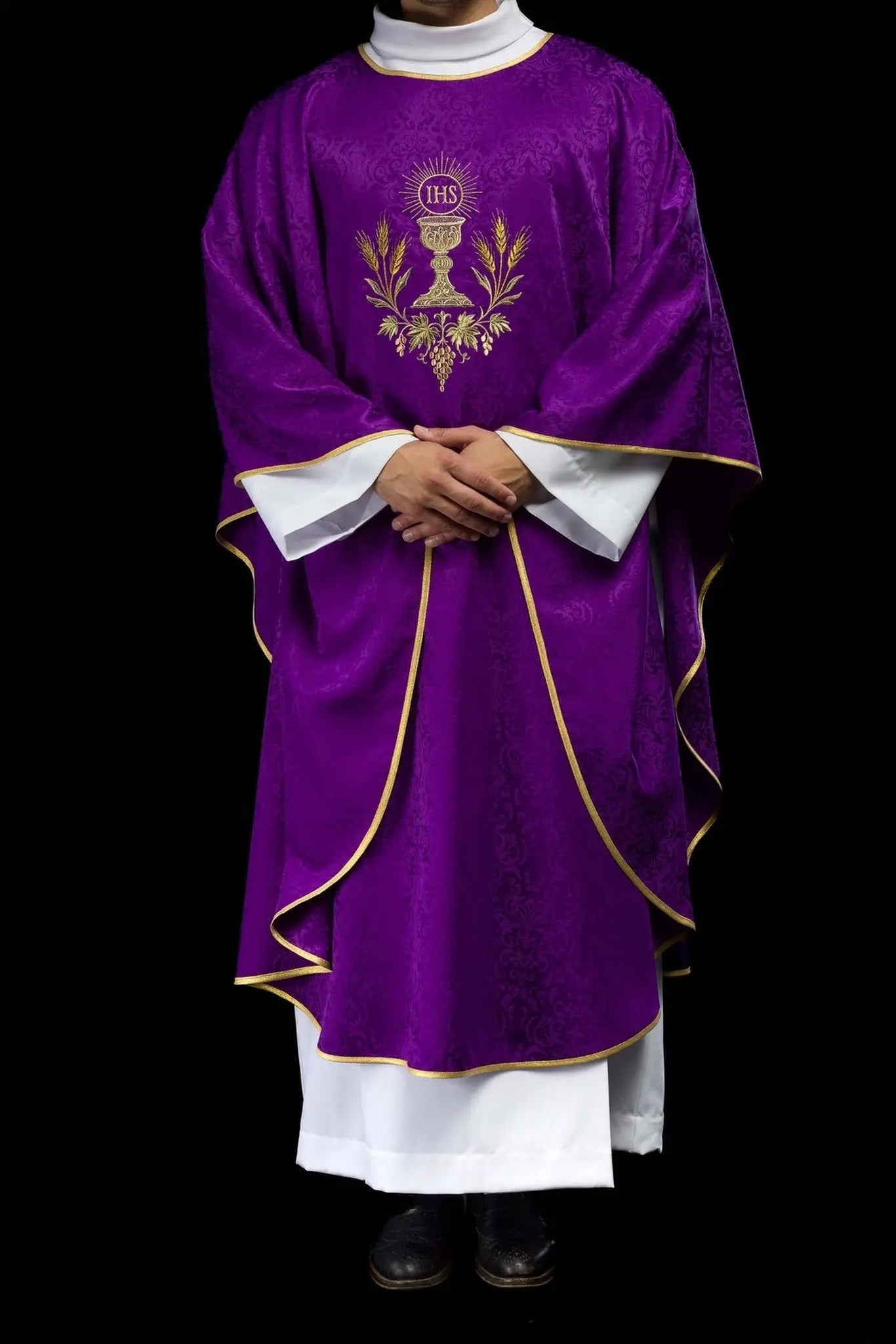 Chasuble liturgique violette avec broderie de calice et hostie sur tissu jacquard