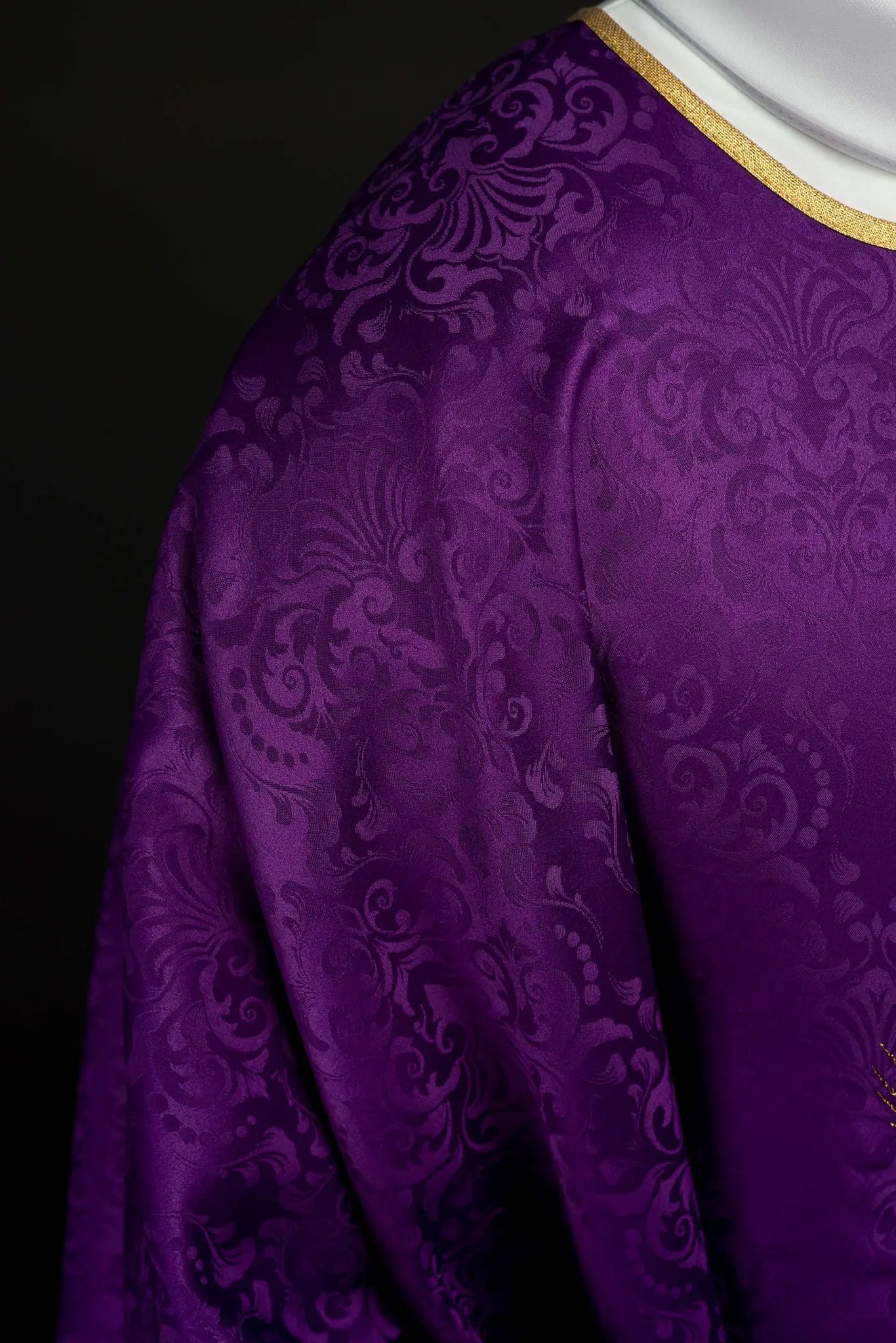 Chasuble liturgique violette avec broderie de calice et hostie sur tissu jacquard