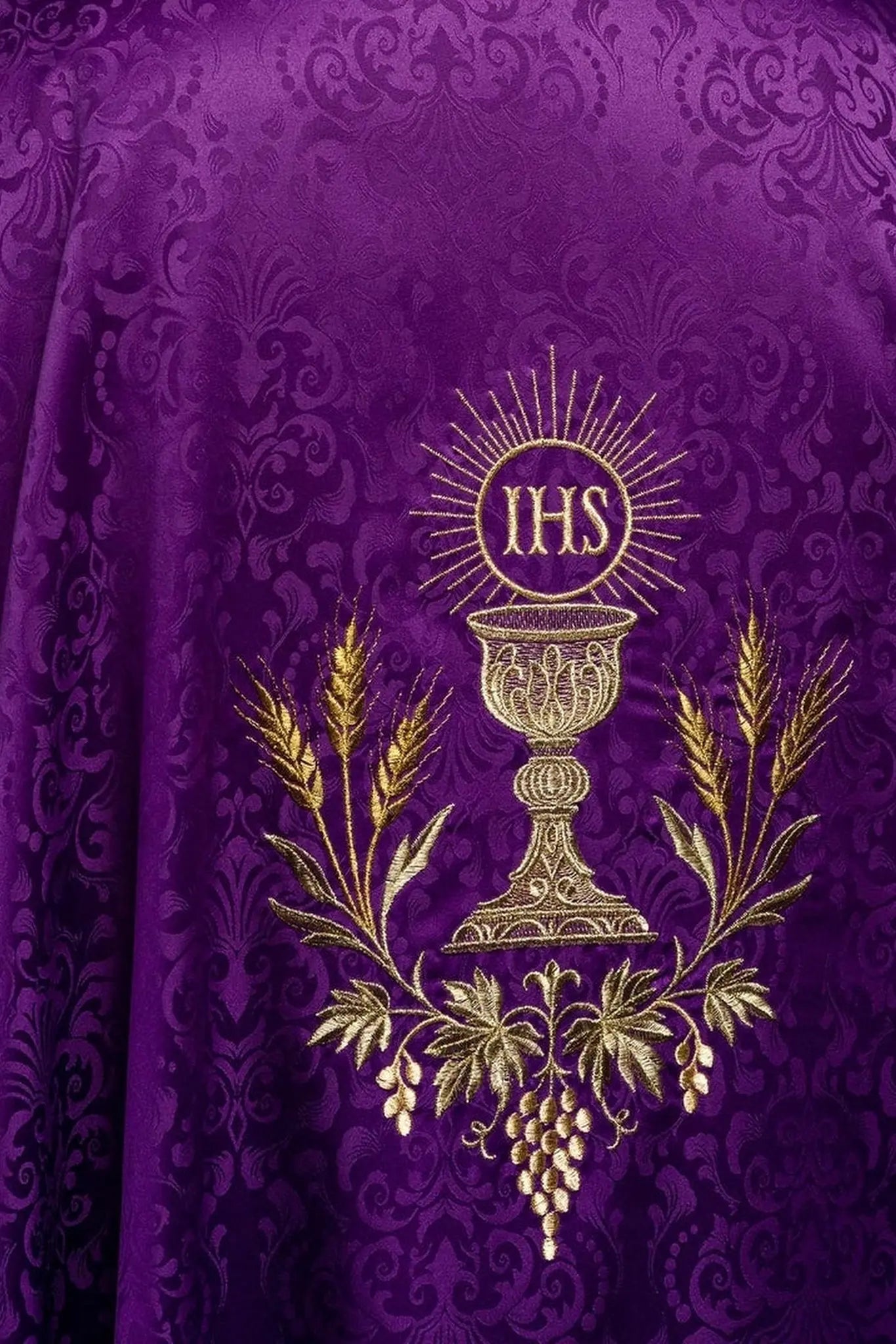 Chasuble liturgique violette avec broderie de calice et hostie sur tissu jacquard