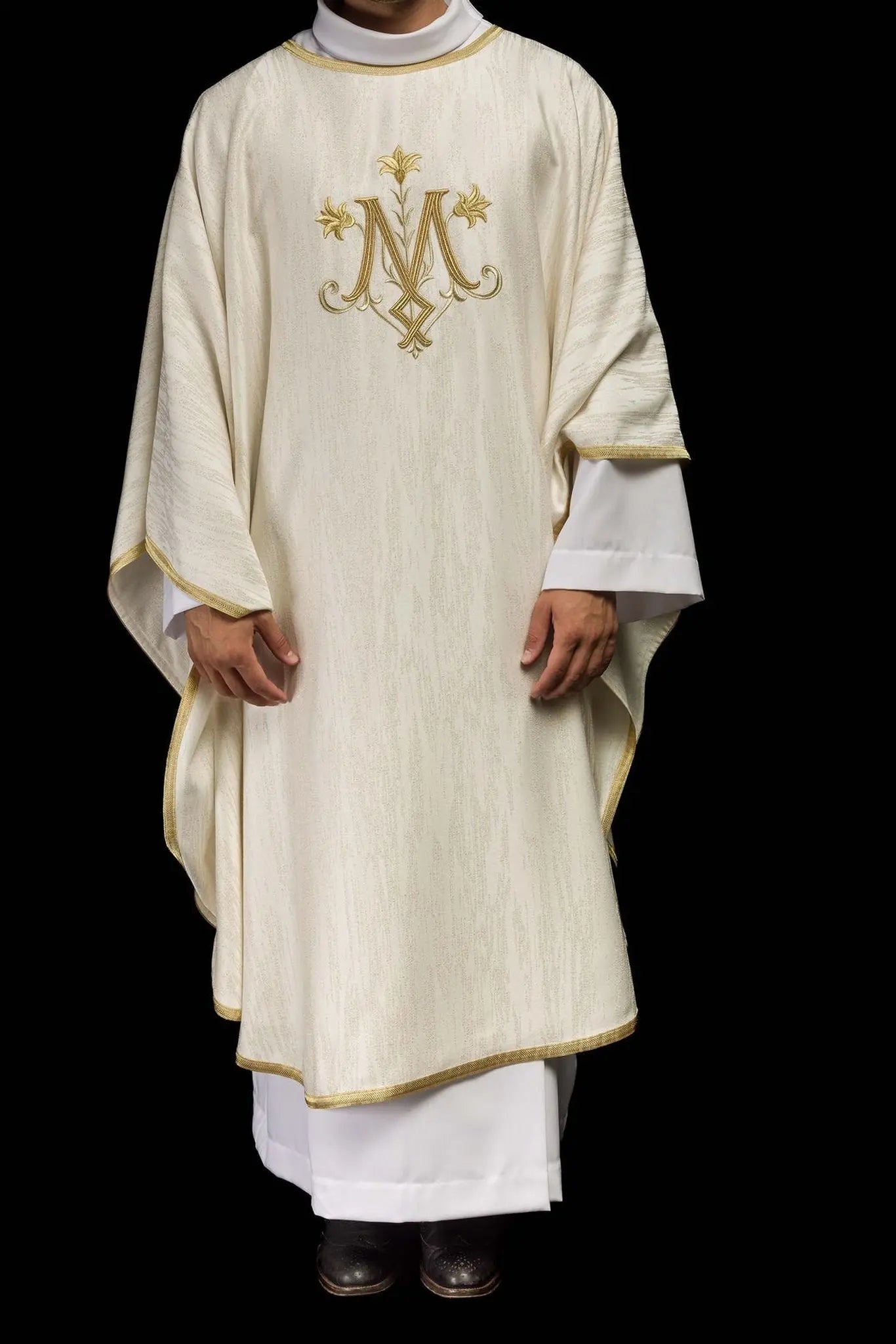 Chasuble écrue avec un motif marial brodé sur tissu décoratif