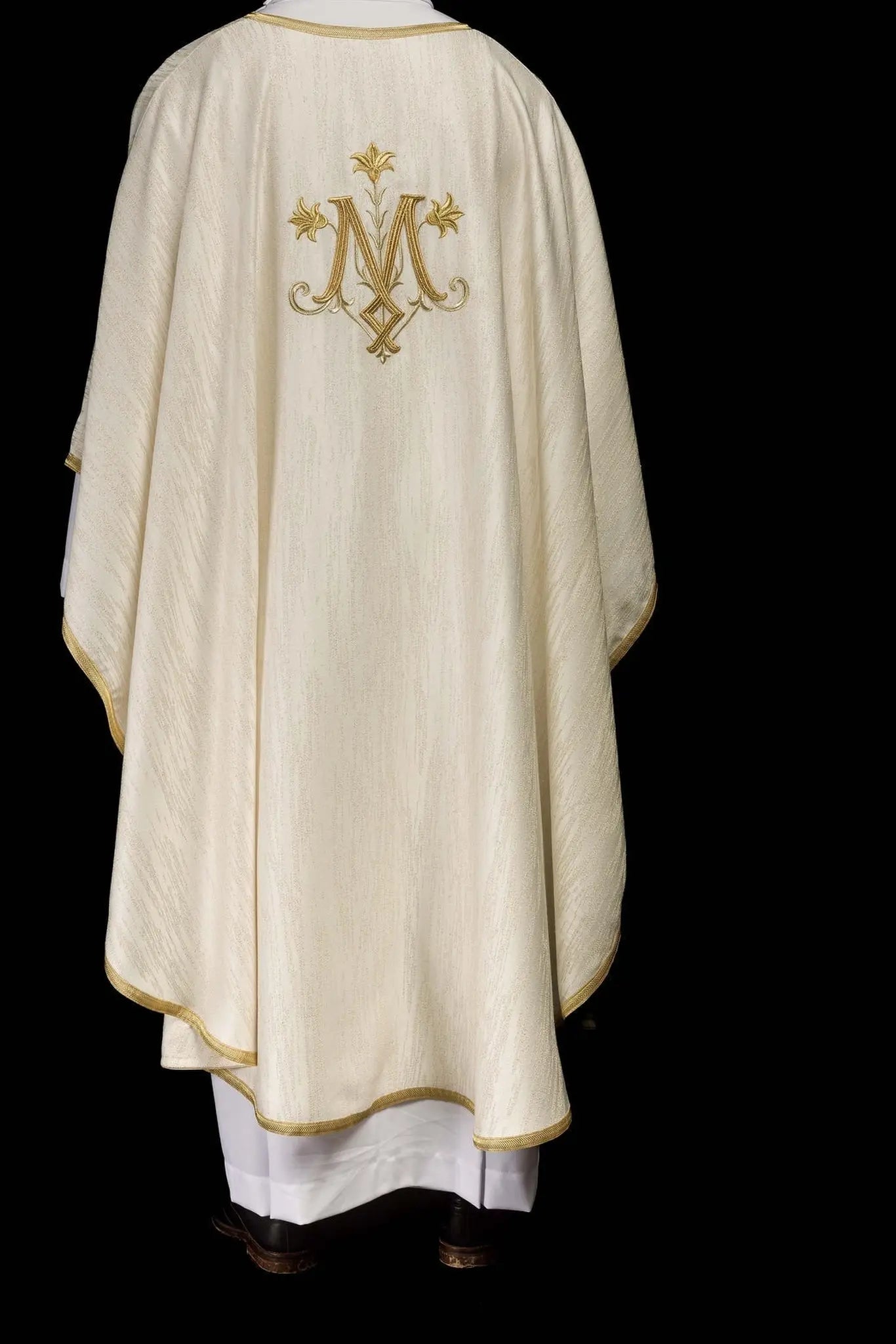 Chasuble écrue avec un motif marial brodé sur tissu décoratif