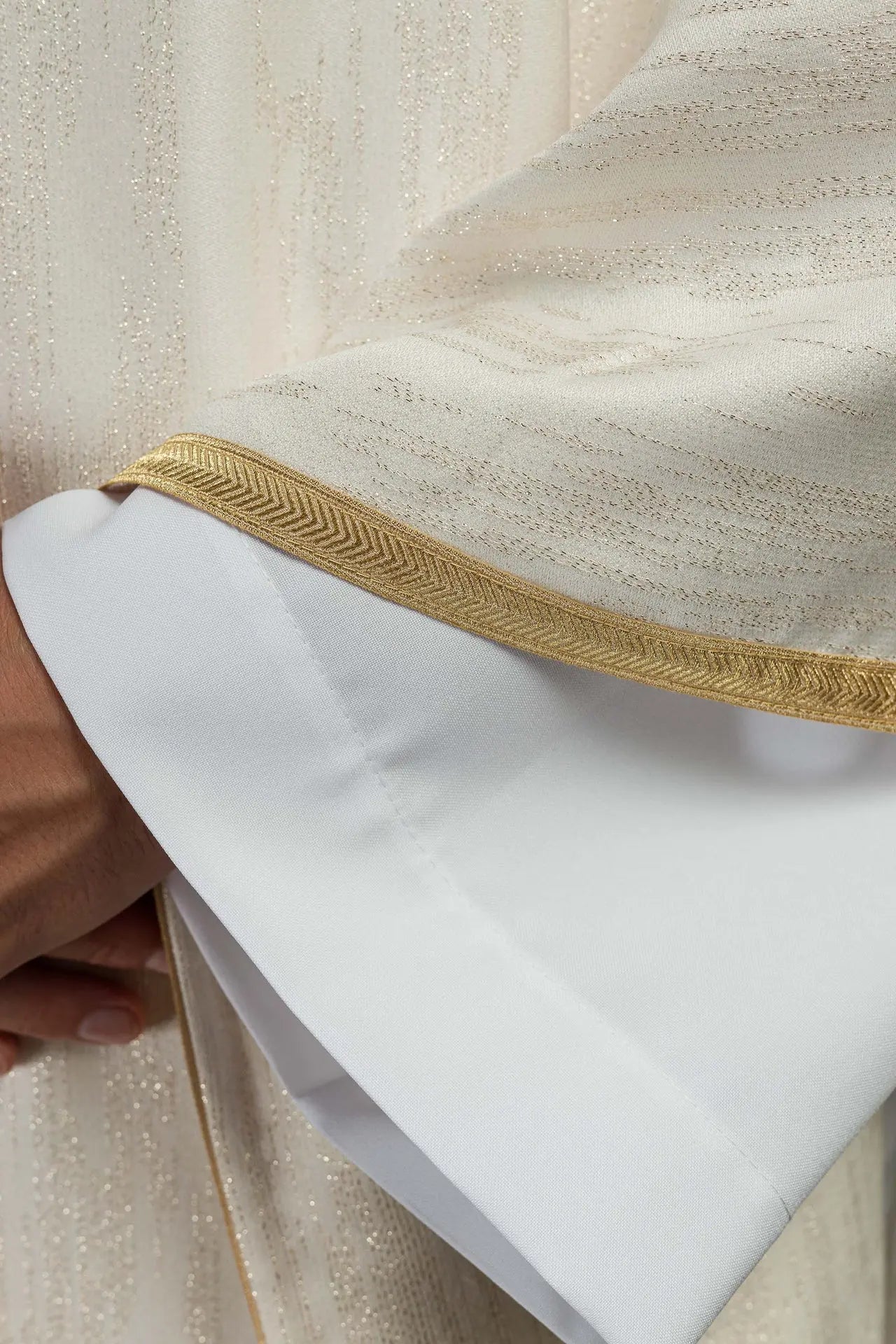 Chasuble écrue avec un motif marial brodé sur tissu décoratif