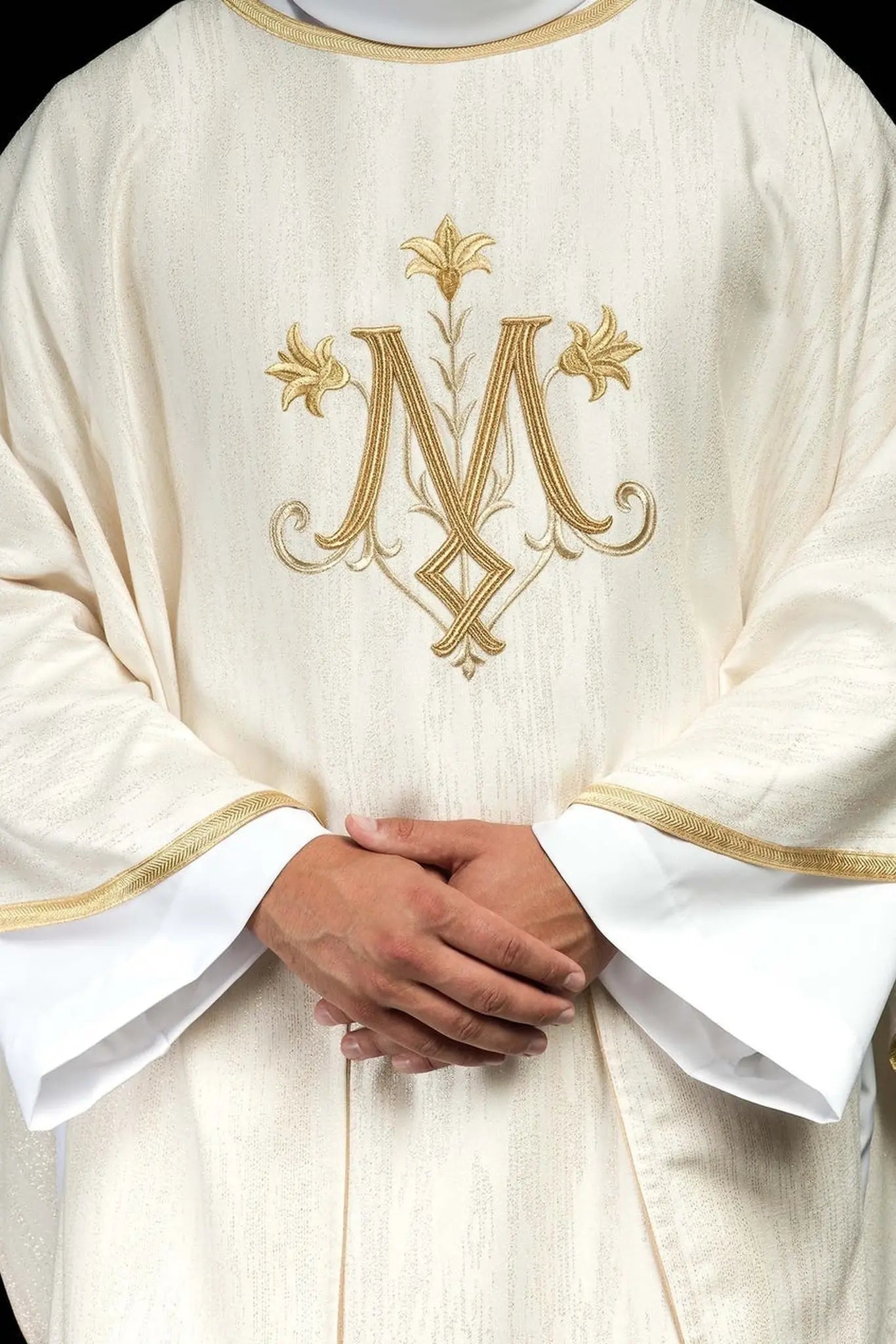 Ecru chasuble with an embroidered Marian motif on decorative fabric