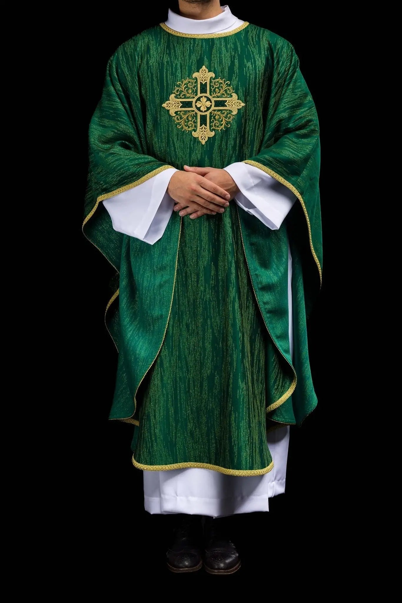 Chasuble verte avec motif de croix brodée sur tissu décoratif
