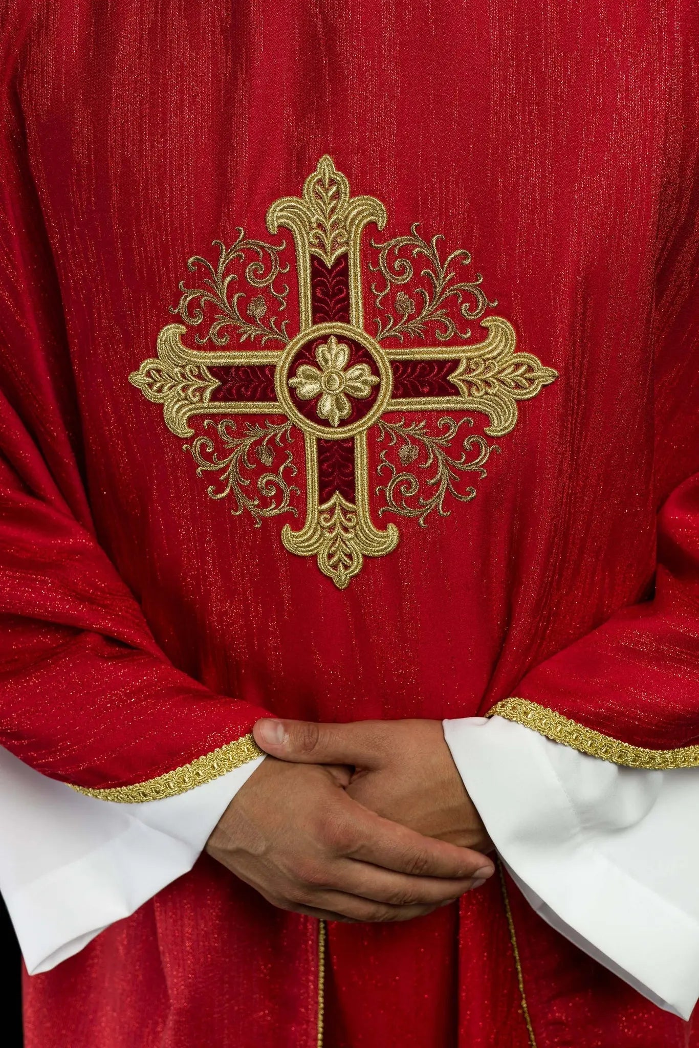 Chasuble rouge avec motif de croix brodée sur tissu décoratif