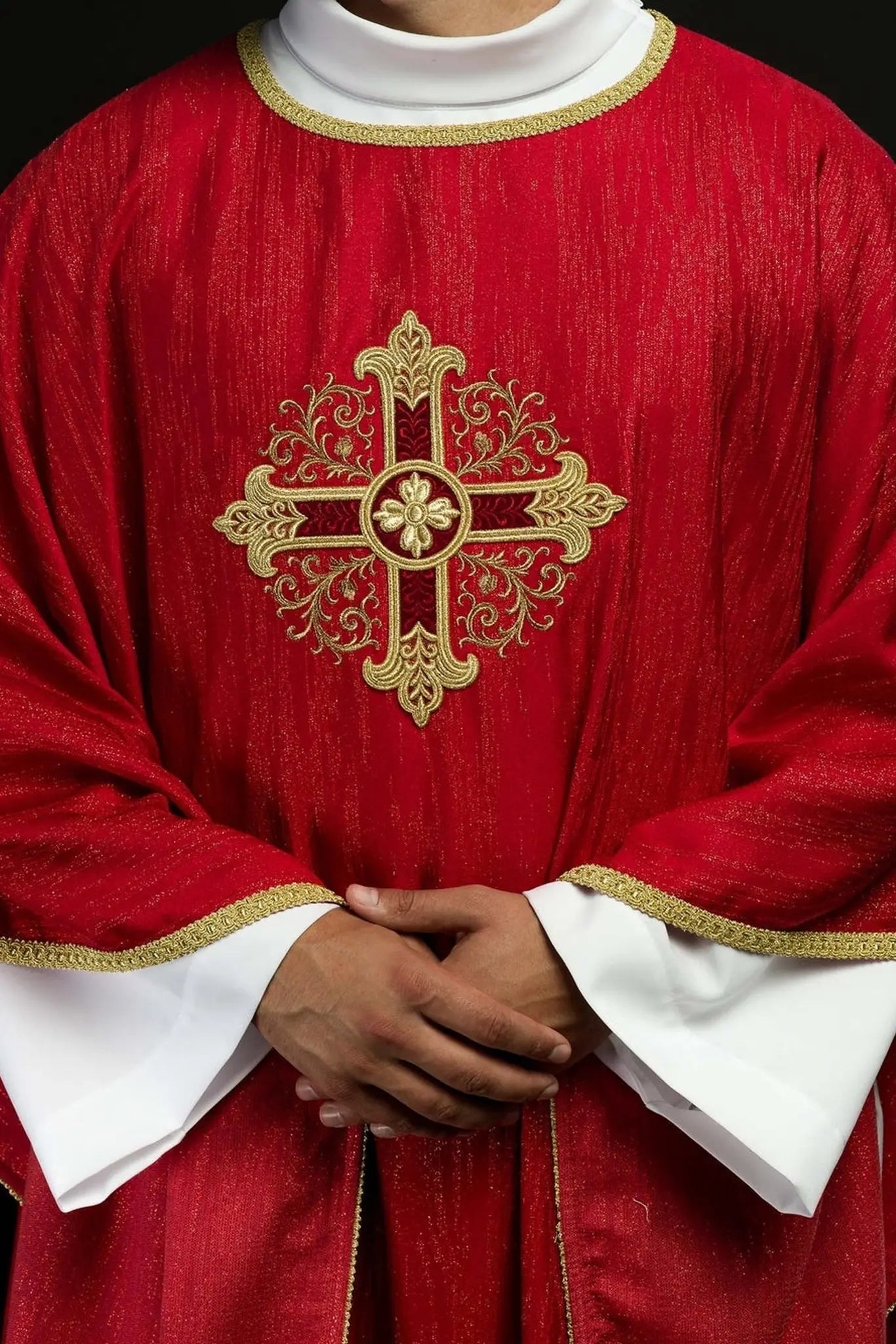 Chasuble rouge avec motif de croix brodée sur tissu décoratif
