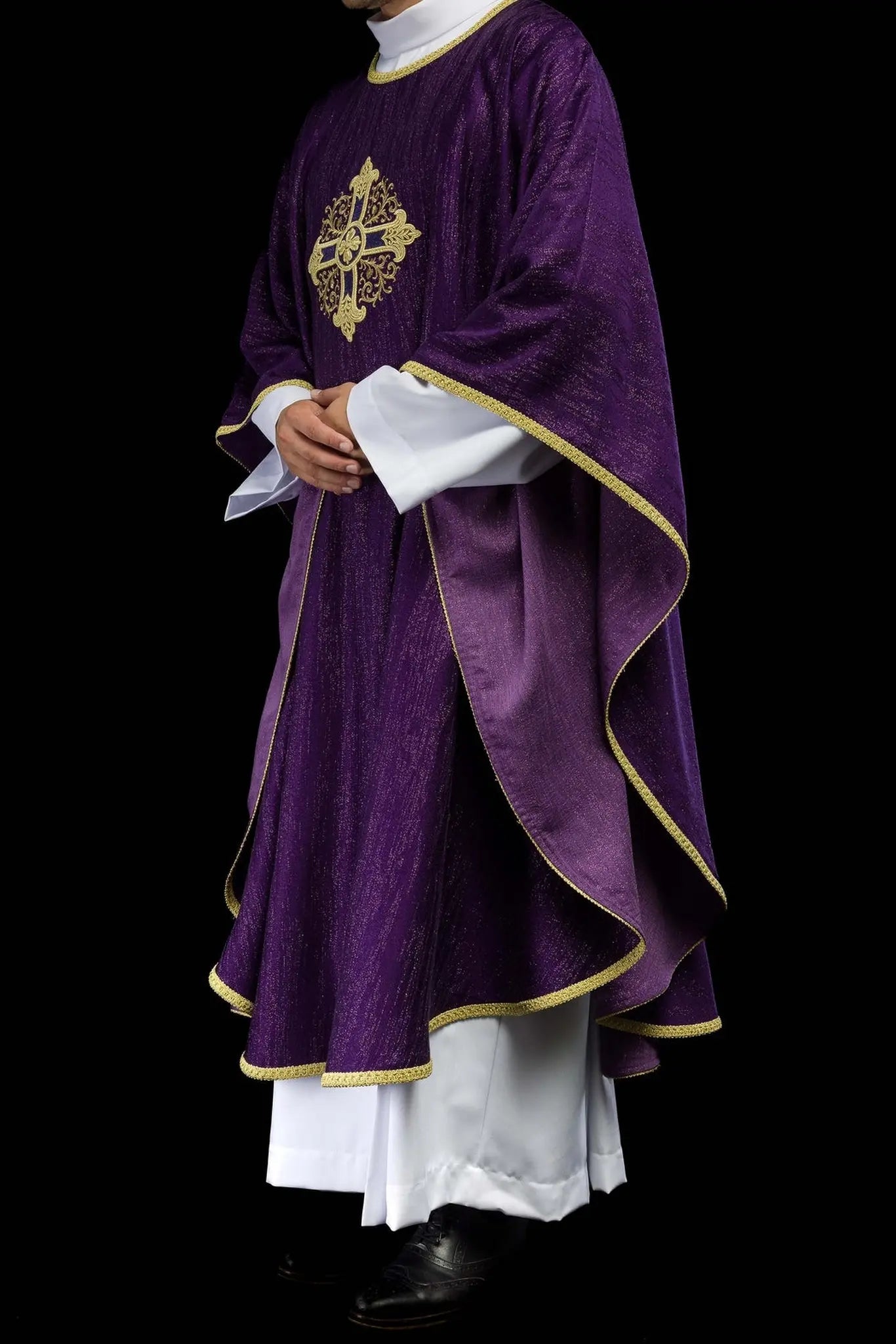Chasuble liturgique violette avec un motif de croix brodé sur tissu décoratif
