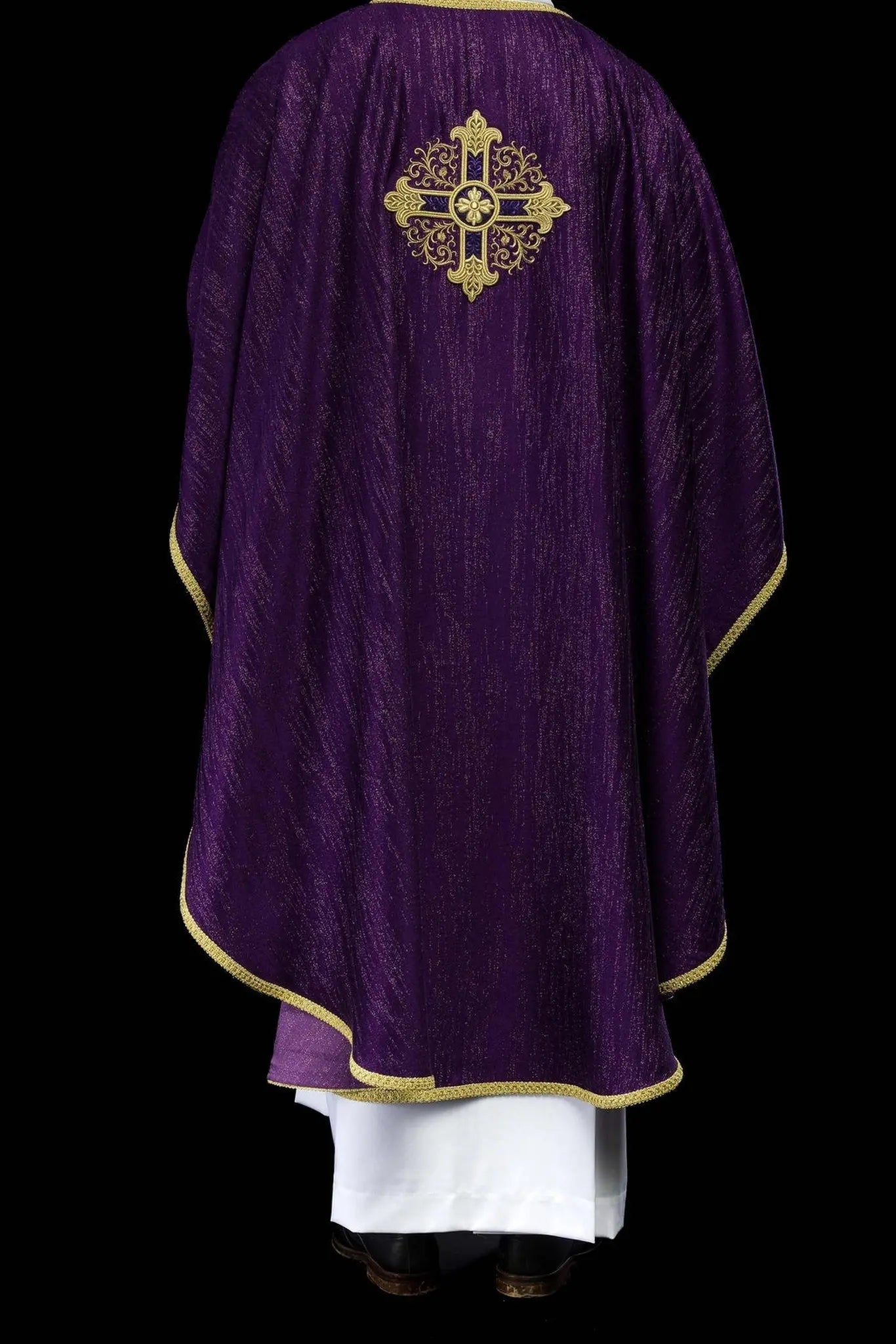 Chasuble liturgique violette avec un motif de croix brodé sur tissu décoratif