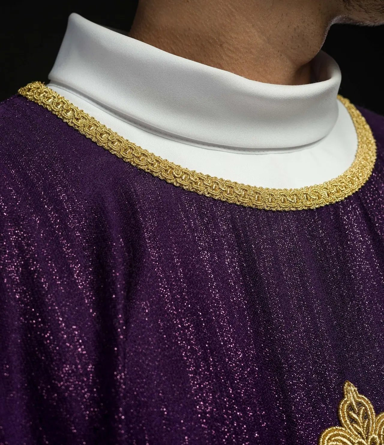 Chasuble liturgique violette avec un motif de croix brodé sur tissu décoratif