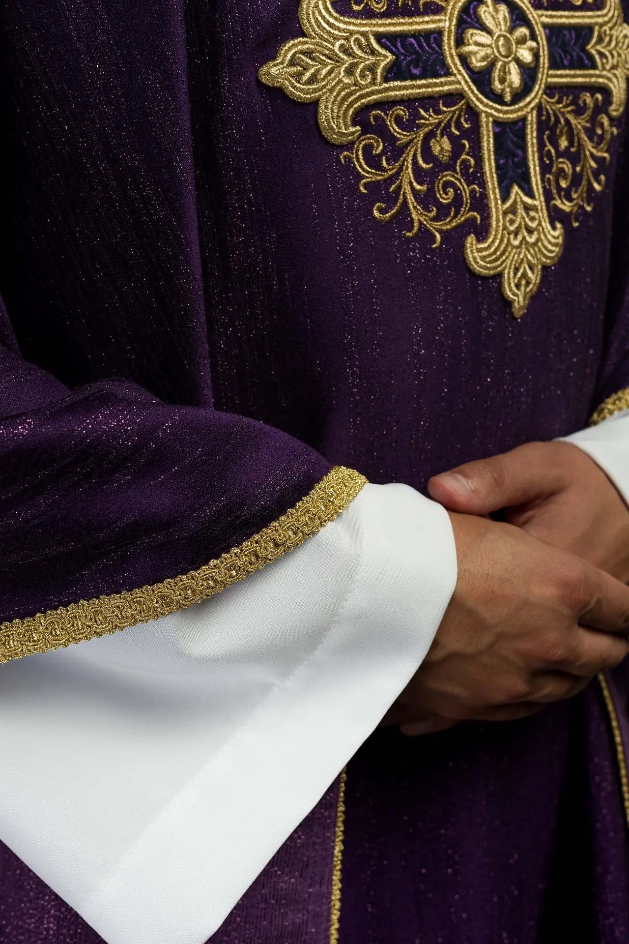 Chasuble liturgique violette avec un motif de croix brodé sur tissu décoratif