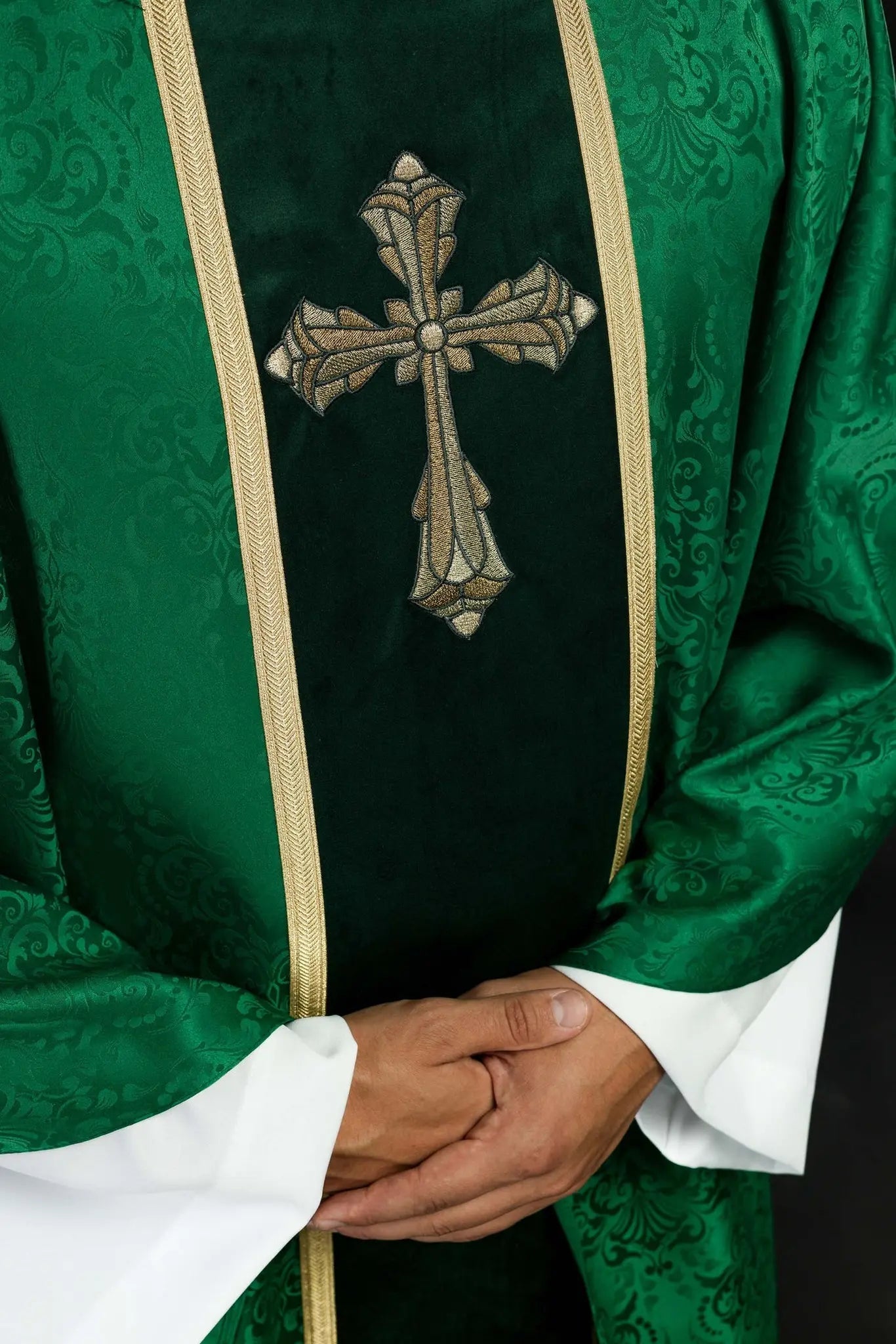 Chasuble liturgique verte avec bande et croix brodée sur tissu jacquard
