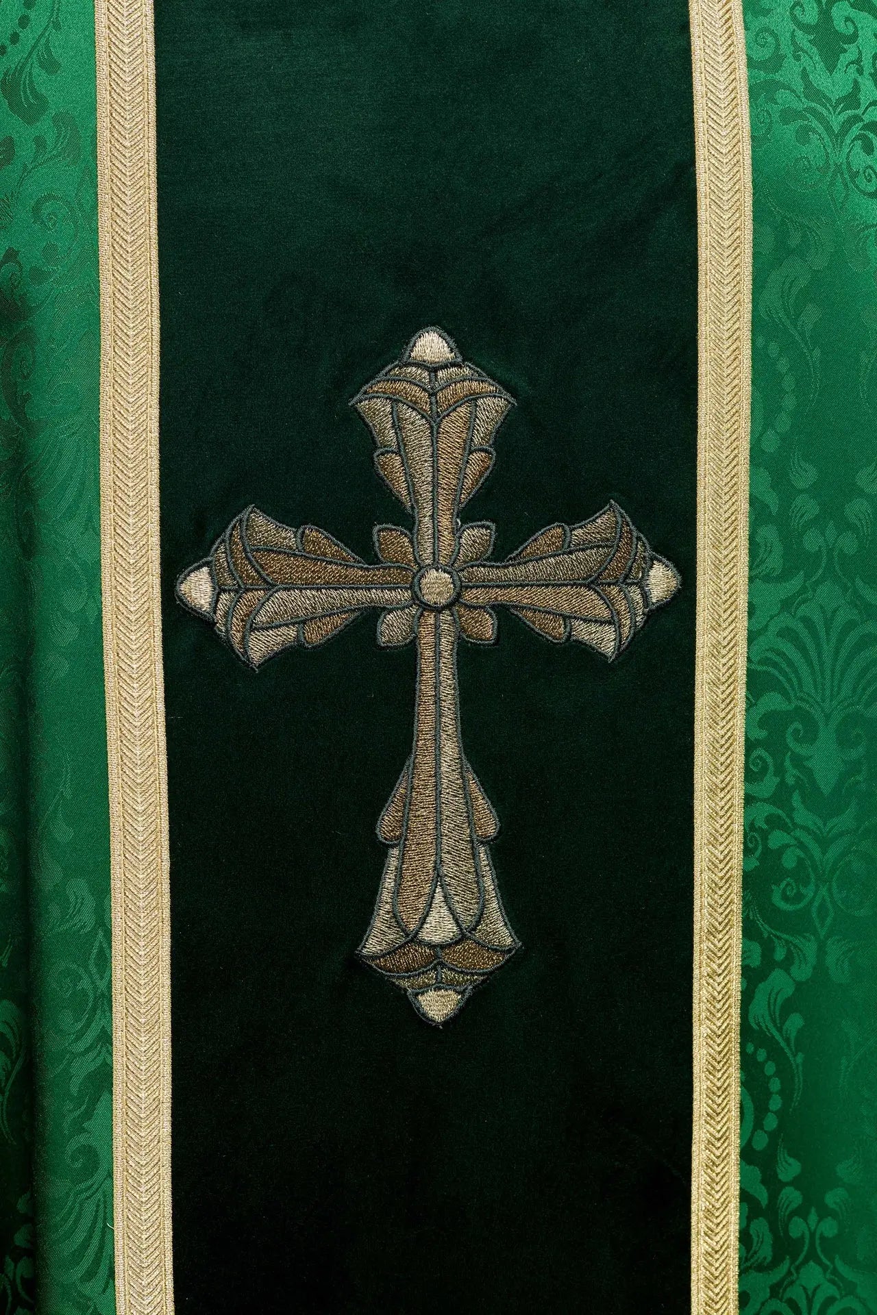 Chasuble liturgique verte avec bande et croix brodée sur tissu jacquard
