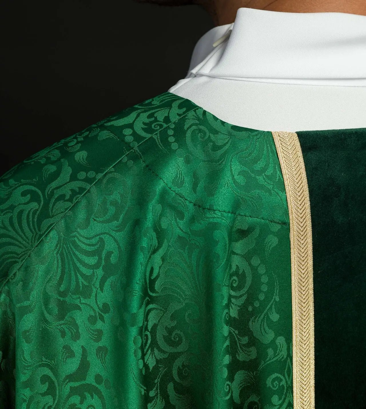 Chasuble liturgique verte avec bande et croix brodée sur tissu jacquard
