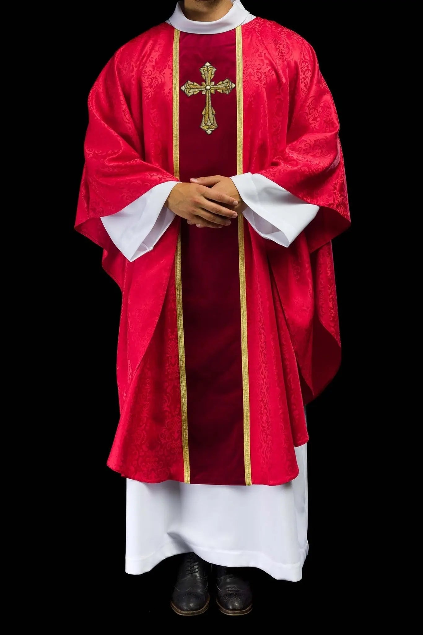 Chasuble liturgique rouge avec bande et croix brodée sur tissu jacquard