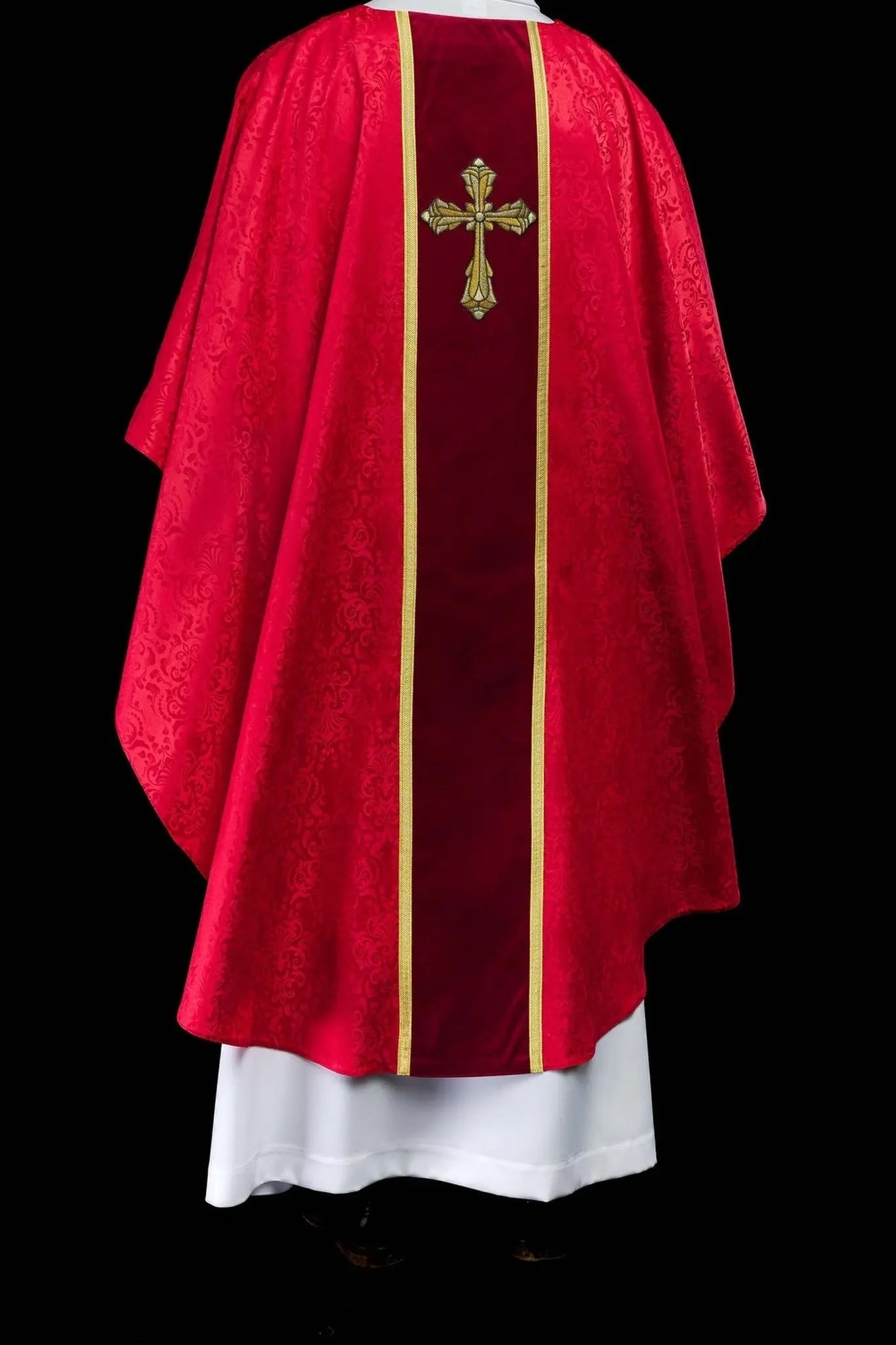 Chasuble liturgique rouge avec bande et croix brodée sur tissu jacquard
