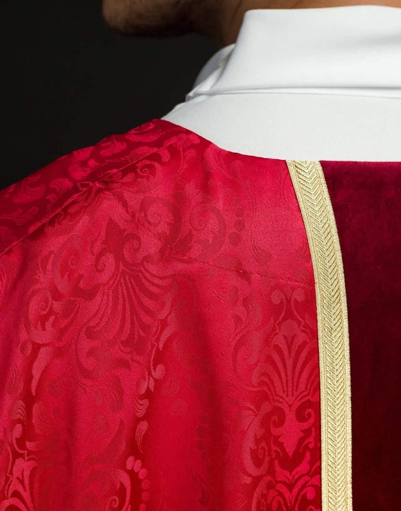 Chasuble liturgique rouge avec bande et croix brodée sur tissu jacquard