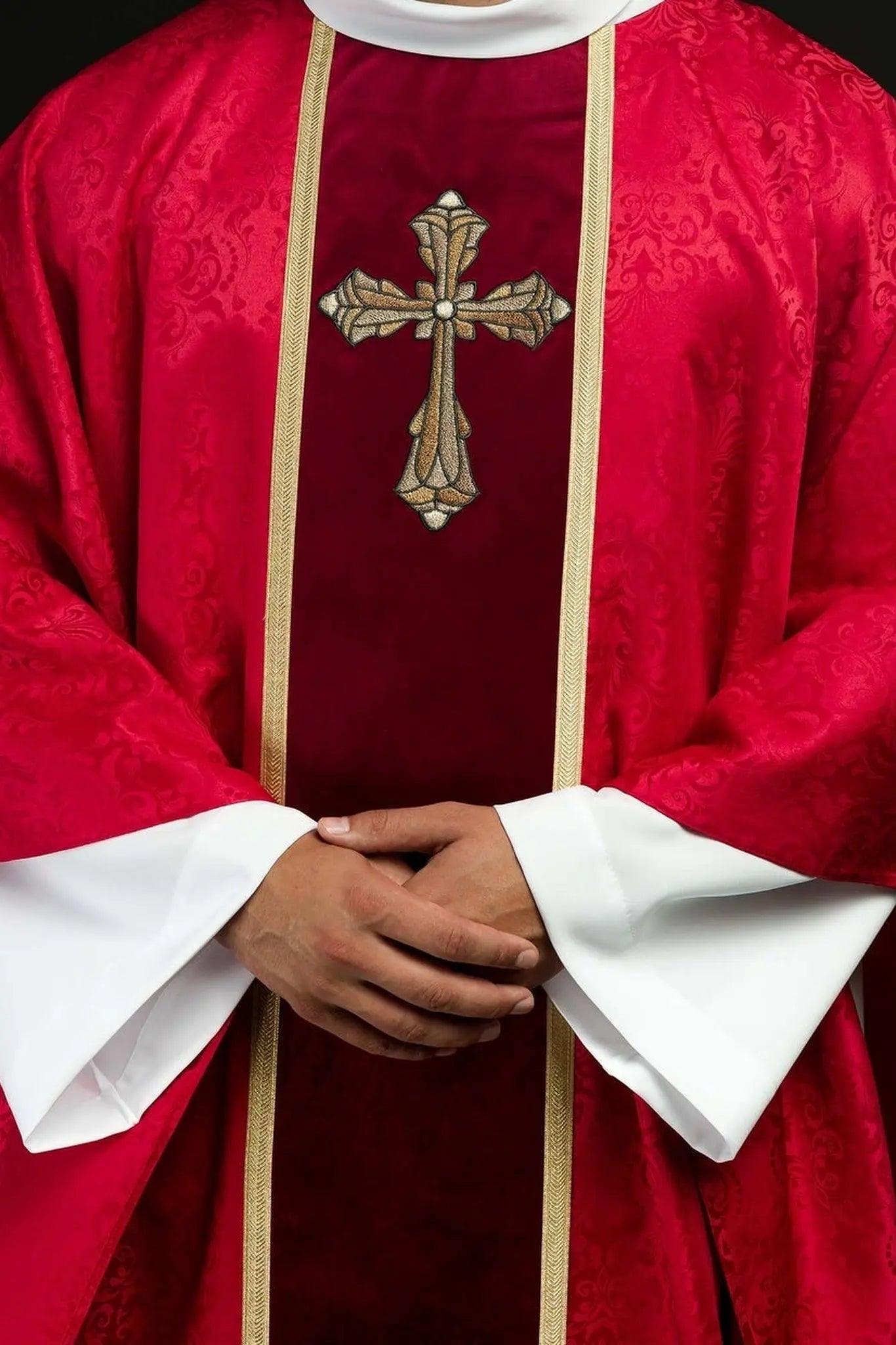 Chasuble liturgique rouge avec bande et croix brodée sur tissu jacquard