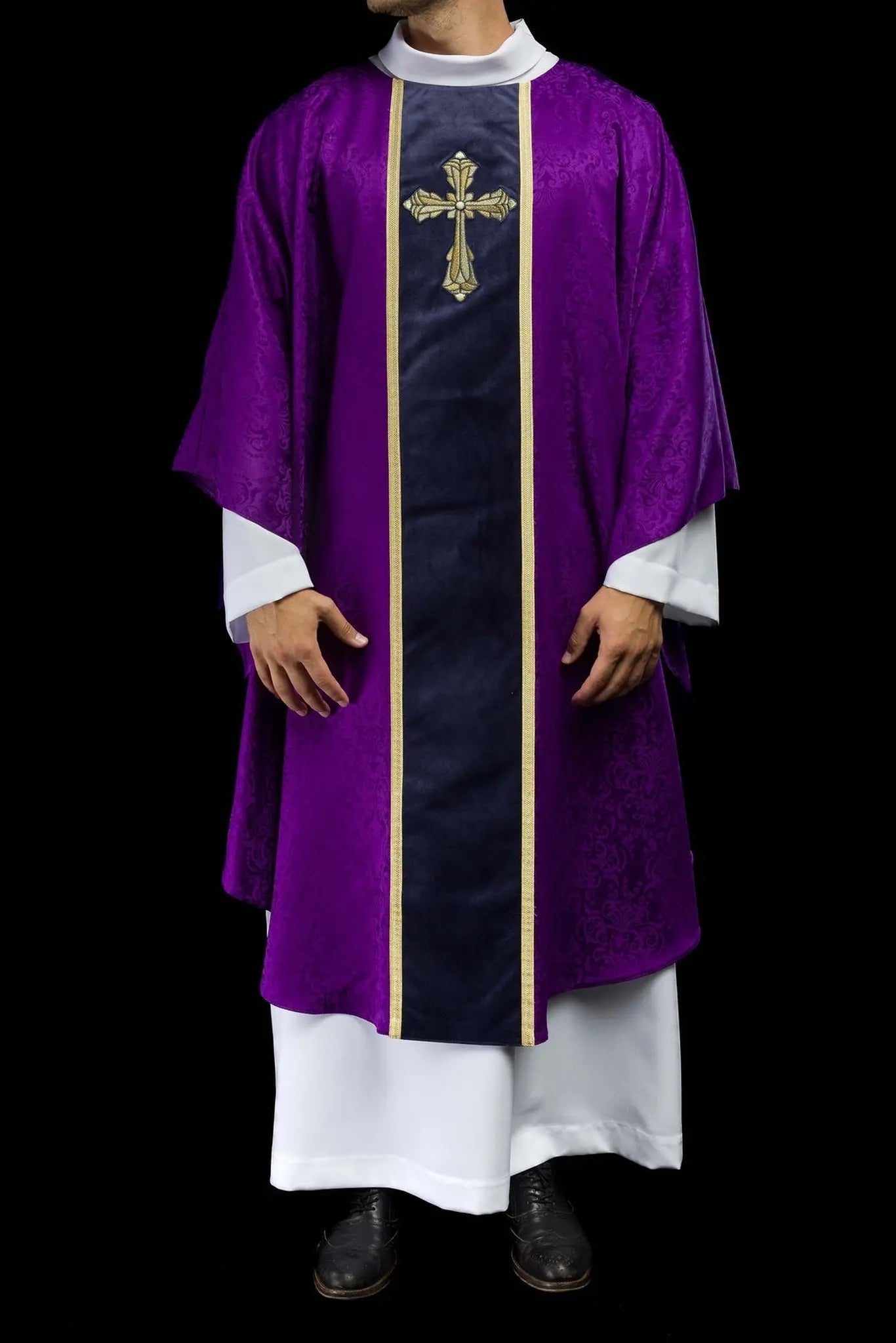 Chasuble liturgique violette avec bande et croix brodée sur tissu jacquard