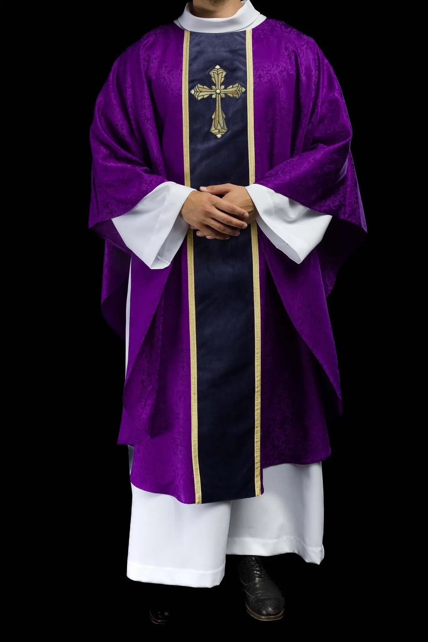 Chasuble liturgique violette avec bande et croix brodée sur tissu jacquard