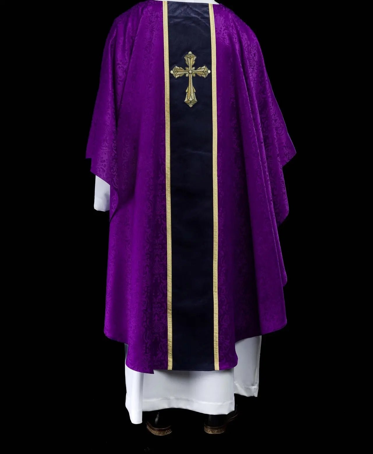 Chasuble liturgique violette avec bande et croix brodée sur tissu jacquard
