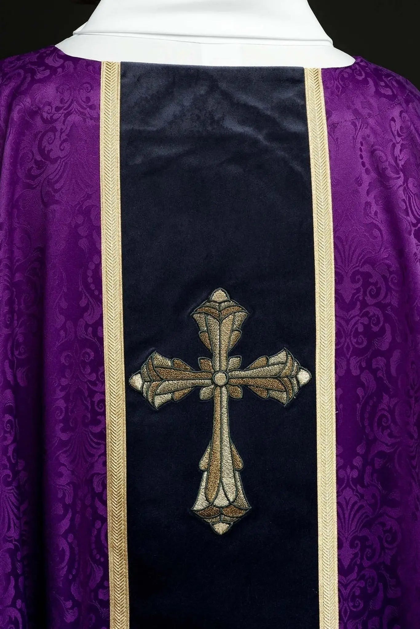 Chasuble liturgique violette avec bande et croix brodée sur tissu jacquard