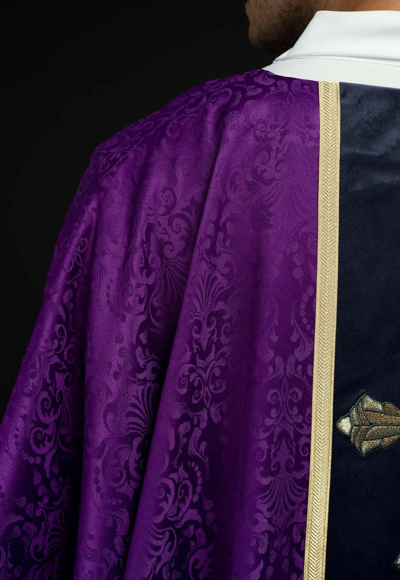 Chasuble liturgique violette avec bande et croix brodée sur tissu jacquard