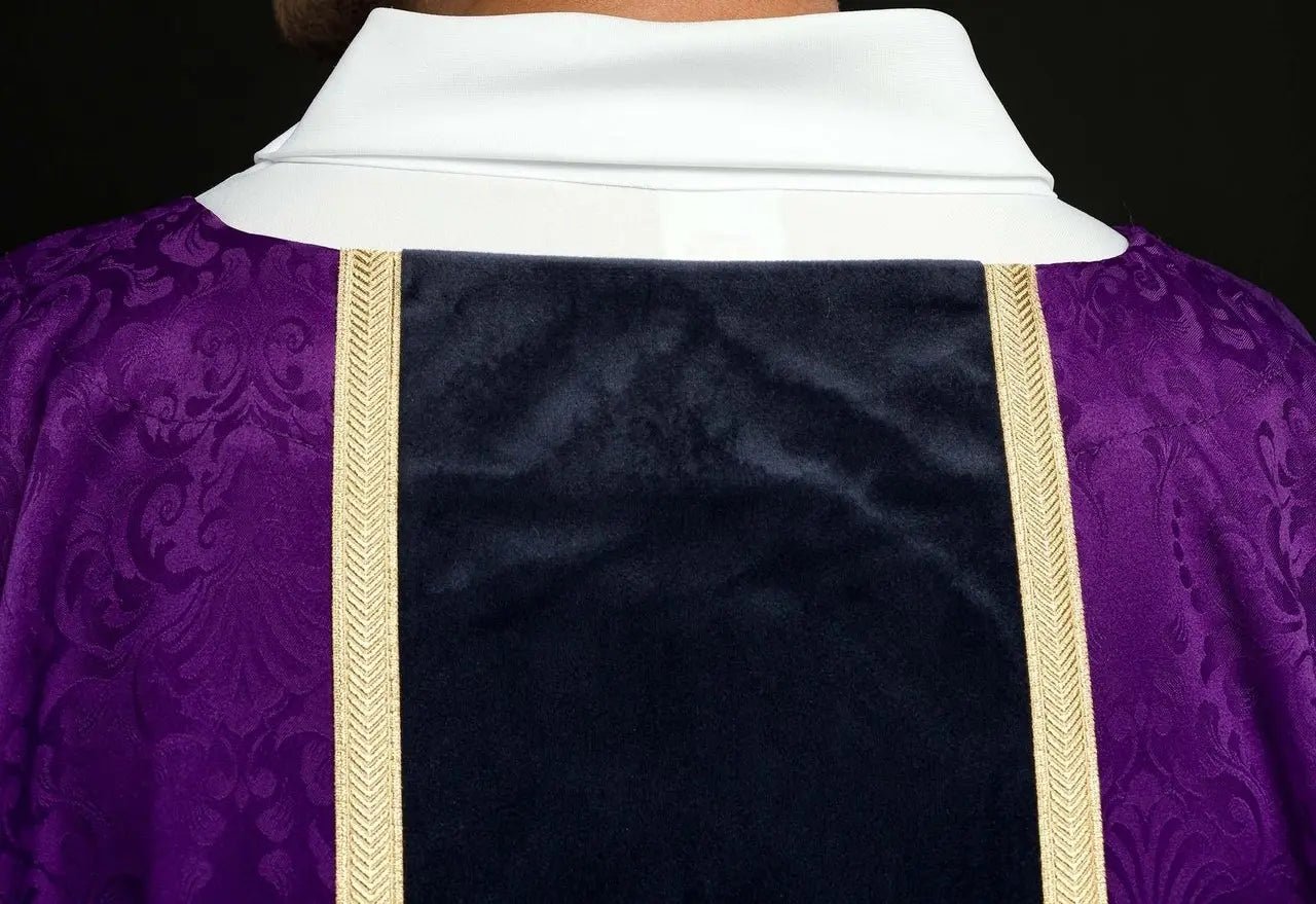Chasuble liturgique violette avec bande et croix brodée sur tissu jacquard