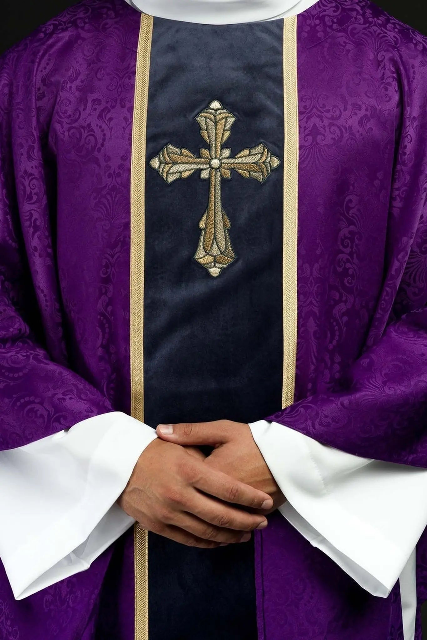 Chasuble liturgique violette avec bande et croix brodée sur tissu jacquard