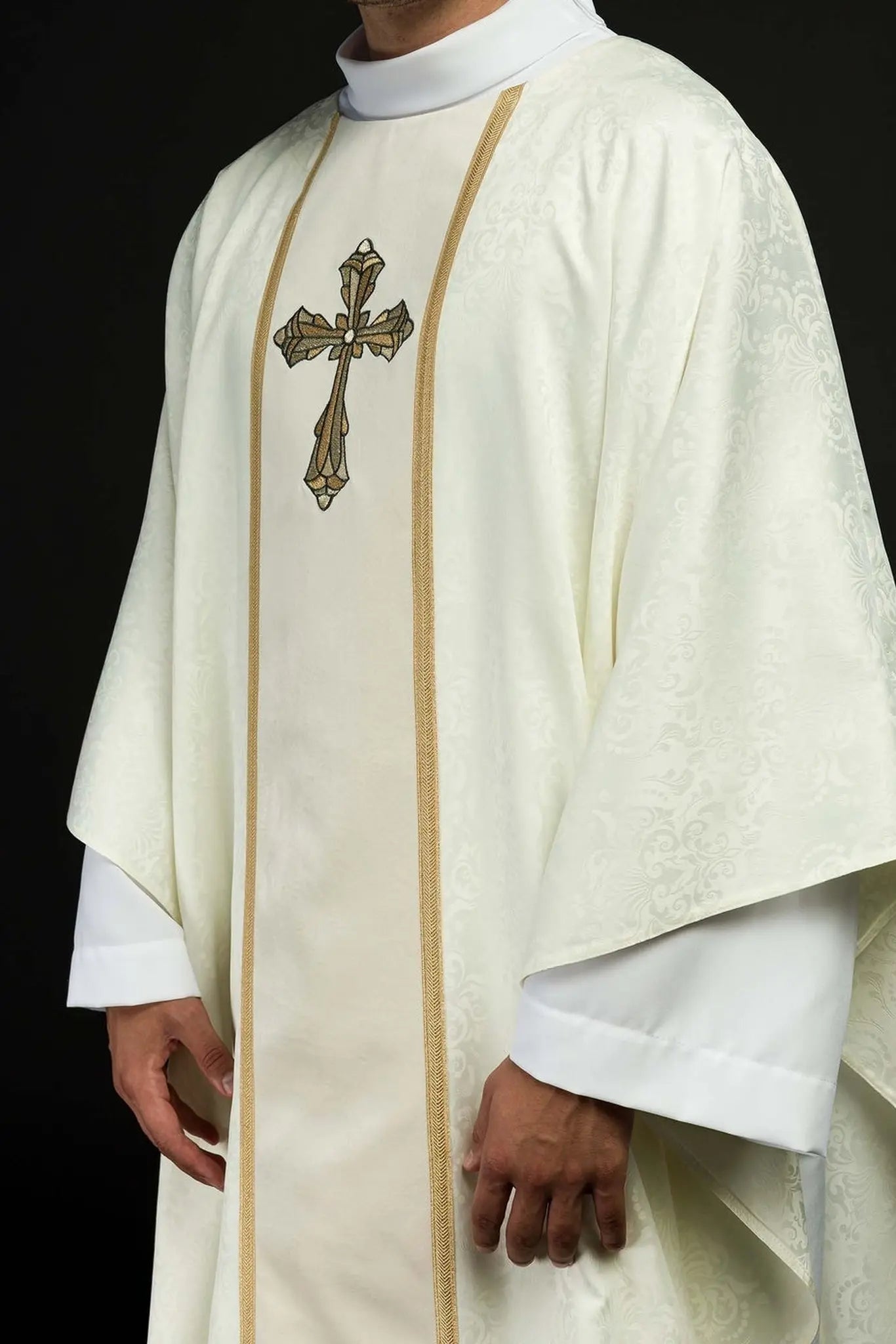 Chasuble liturgique en écru avec une bande centrale et une croix brodée sur tissu jacquard