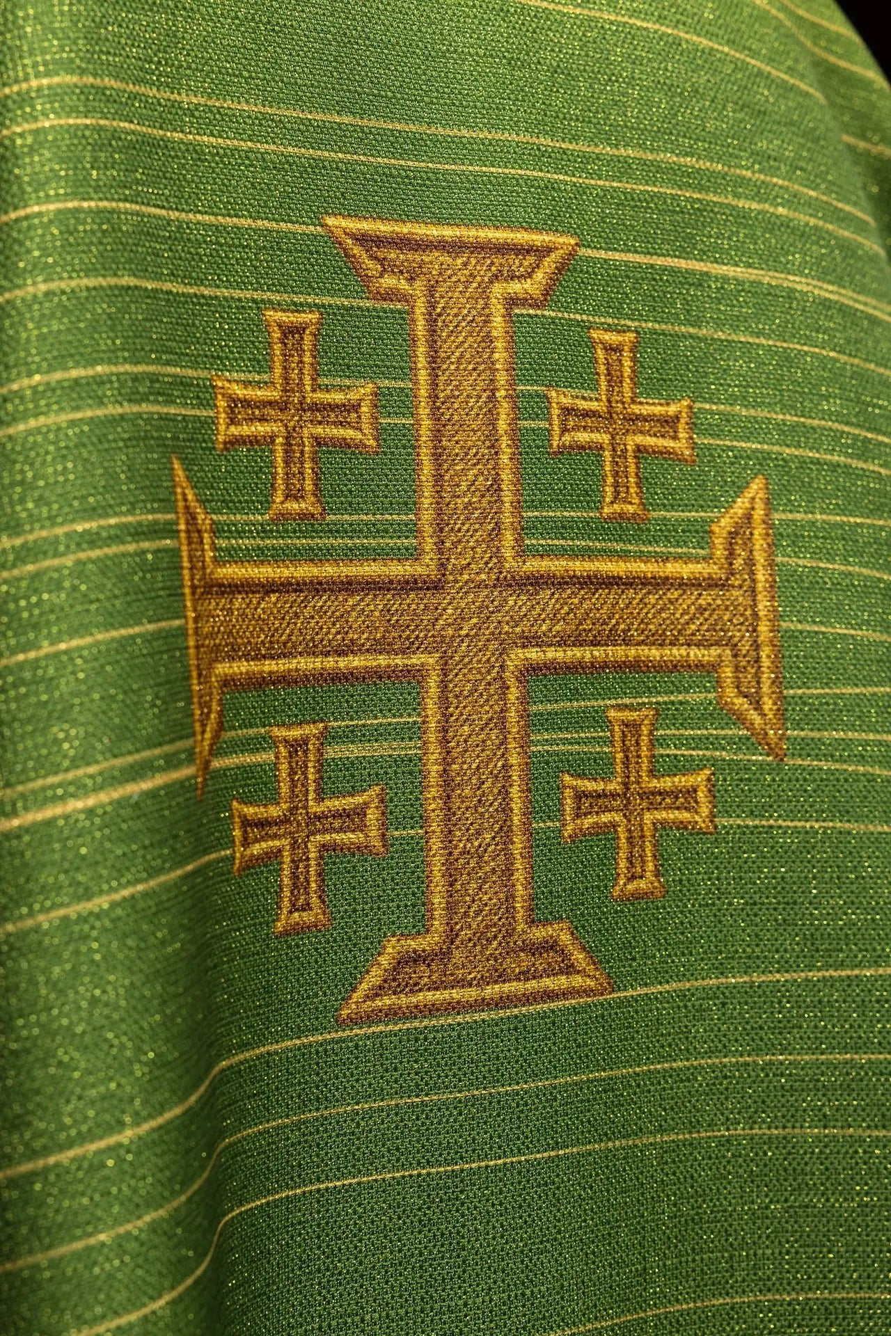 Chasuble verte imprimée avec la Croix de Jérusalem