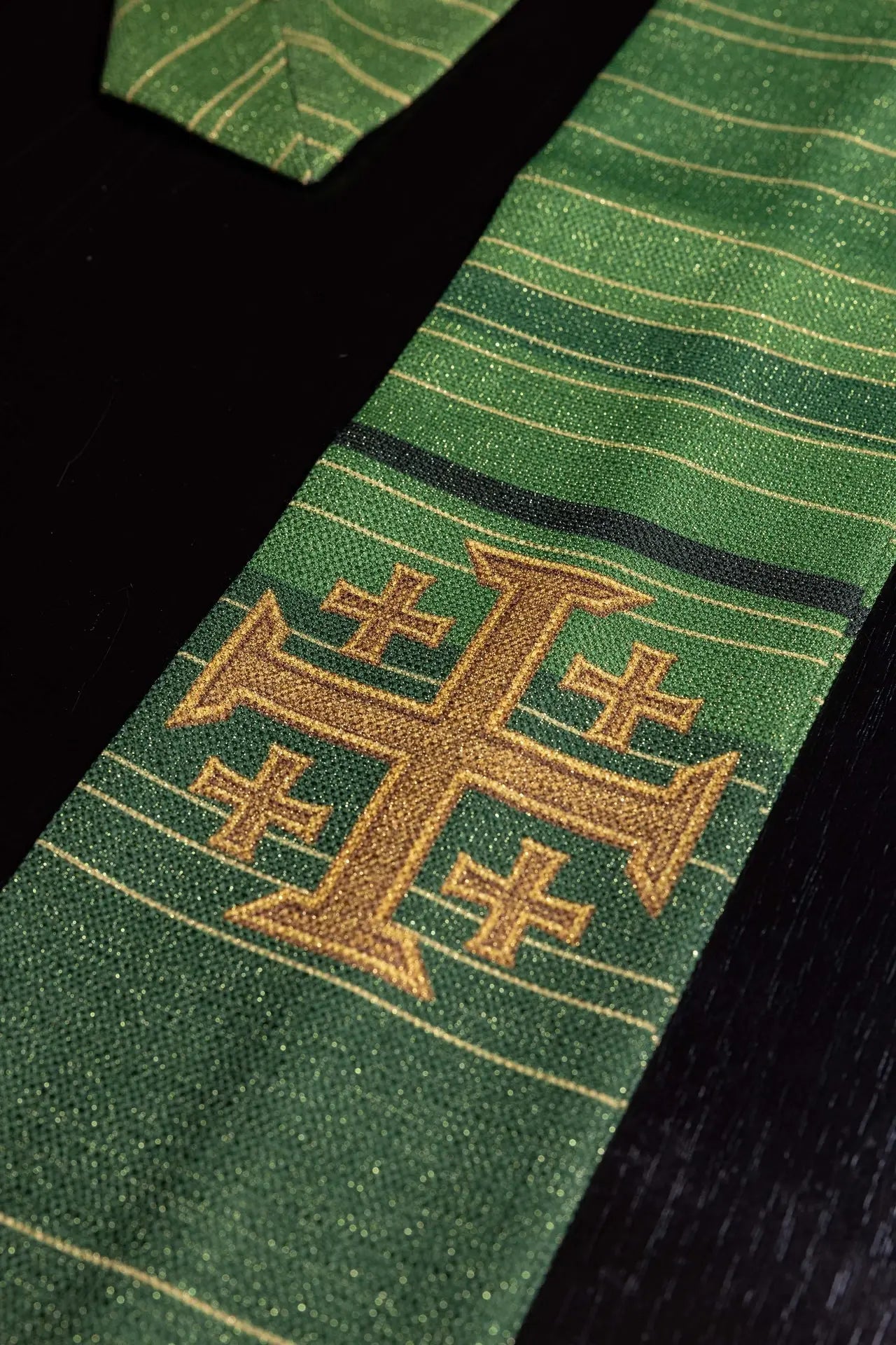 Chasuble verte imprimée avec la Croix de Jérusalem