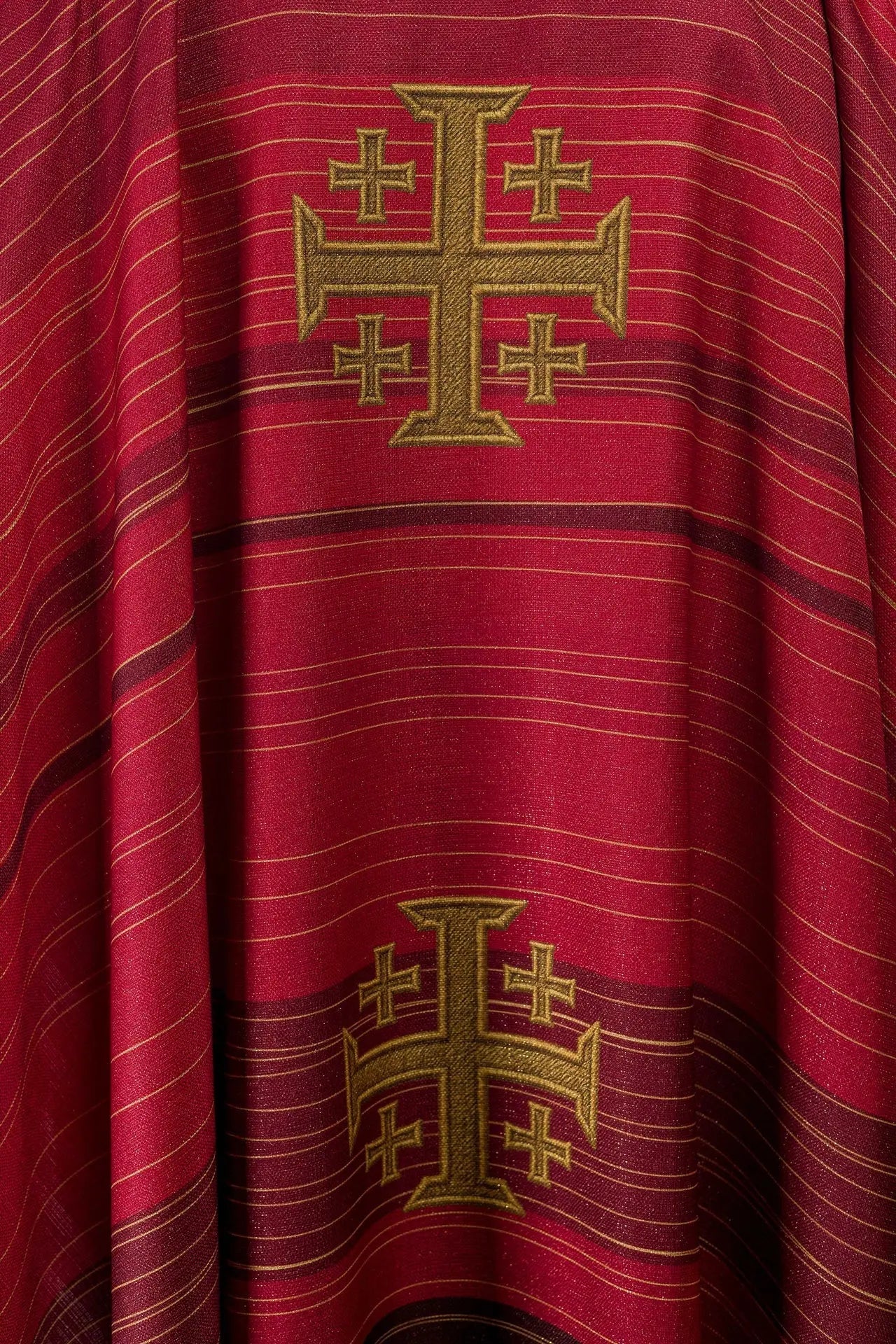 Chasuble imprimée avec croix de Jérusalem rouge