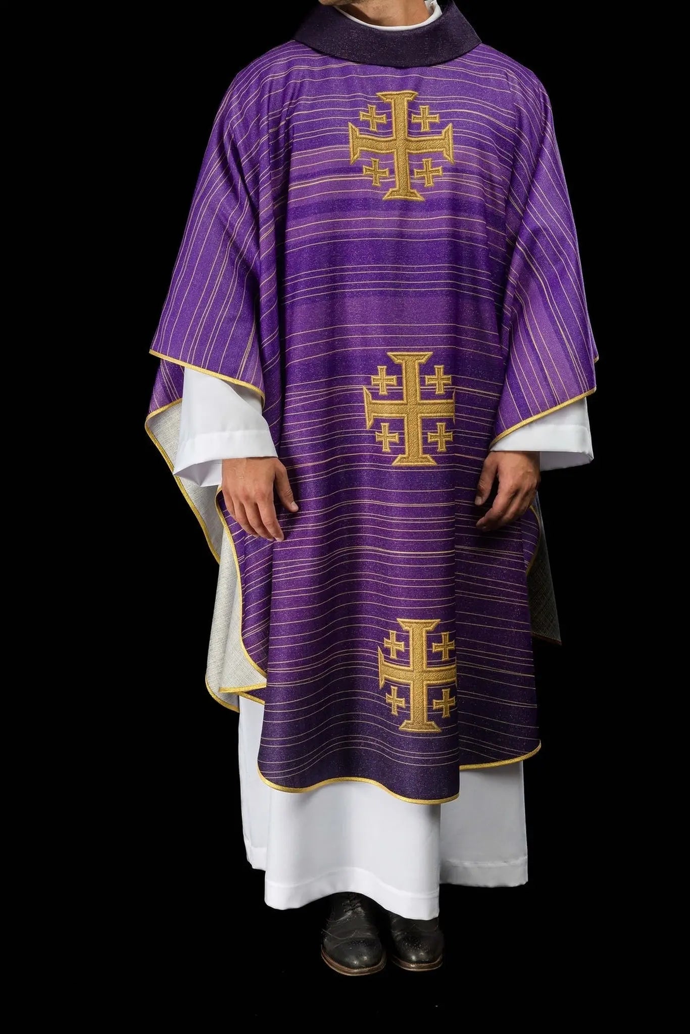 Chasuble imprimée avec croix de Jérusalem violet