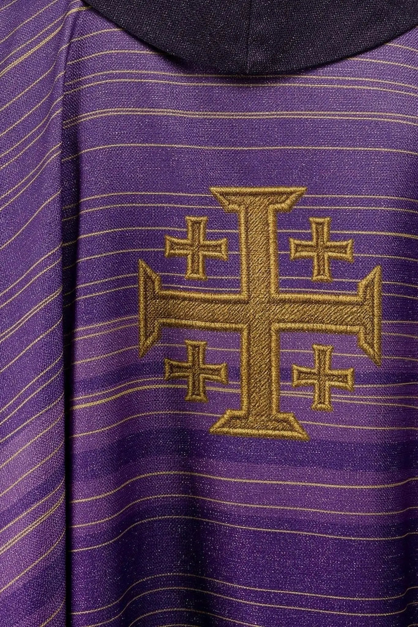 Chasuble imprimée avec croix de Jérusalem violet